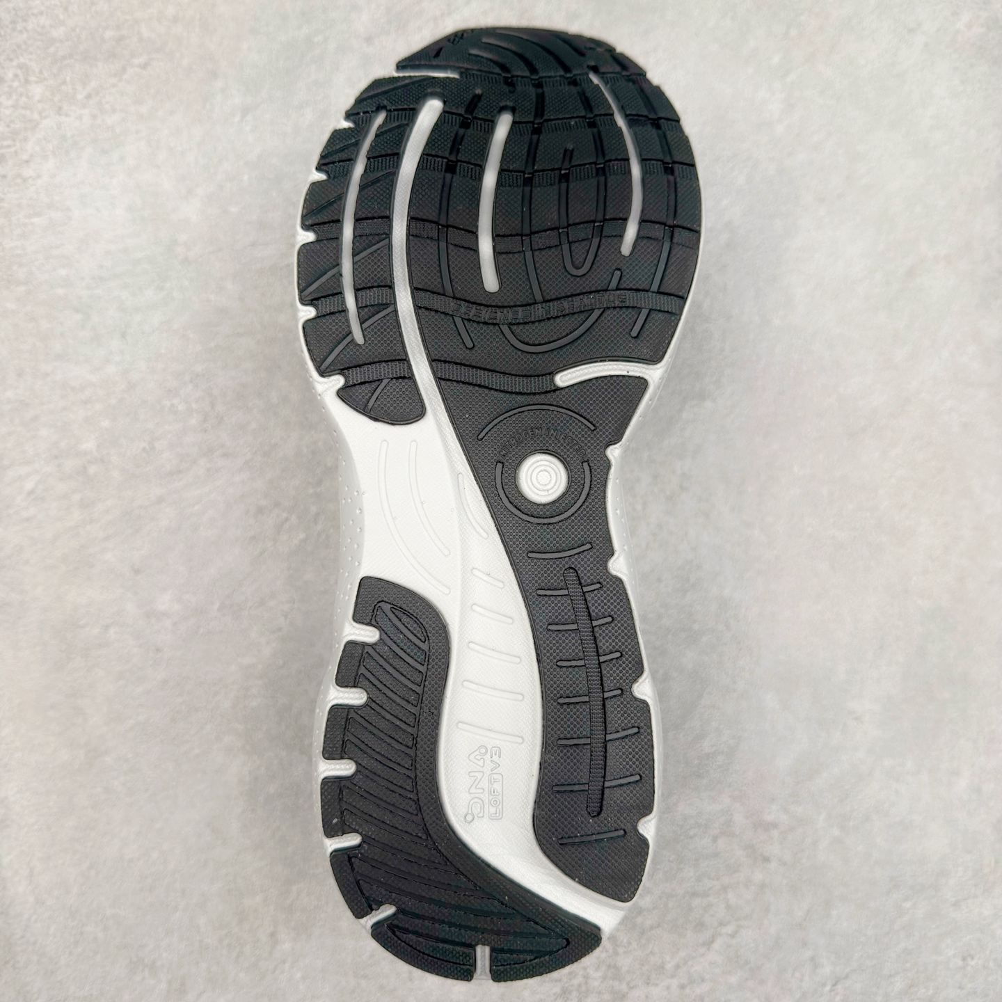 图片[9]-Brooks布鲁克斯 Glycerin 2.0 系带防滑耐磨低帮长跑跑步鞋 Brooks 四大跑鞋之一 百年品牌 跑鞋从外形上基本就能判断这是一款速度跑鞋 简洁干练的外形结构和极强的运动流线型看着非常有速度感 上脚的第一感觉是非常轻 美码9码的鞋单只206g不到 从个人偏好来说 200g左右的竞速鞋最具安全感 鞋面采用单层网布 很薄 前掌使用了大量开放式网眼 排气直接快速 透气性上乘 鞋舌也是轻量化设计 仅为一层麂皮 和脚背完美贴合 鞋舌中央有个防偏穿孔 从实际穿着来看 通常鞋舌都是外偏 如果是防偏穿孔位于中心 防偏效果其实并不十分有效 如果采用趋外侧的偏心设计更有效 鞋帮泡棉填充量不大 但非常紧凑 贴合舒适 包裹稳固 内置硬质TPU保证必要的稳定性 跑鞋中底采用的是DNA FLASH科技材料 DNA FLASH中底科技 是Brooks第一款将氮气注入中底的创新科技 主要原理是借助“超临界流体”发泡技术 将液态氮稳定的转化为气态氮 并使其均匀地形成无数紧密贴合的密闭式气囊结构 尺码：36 36.5 37.5 38 38.5 39 40 40.5 41 42 42.5 43 44 44.5 45 46-选品中心