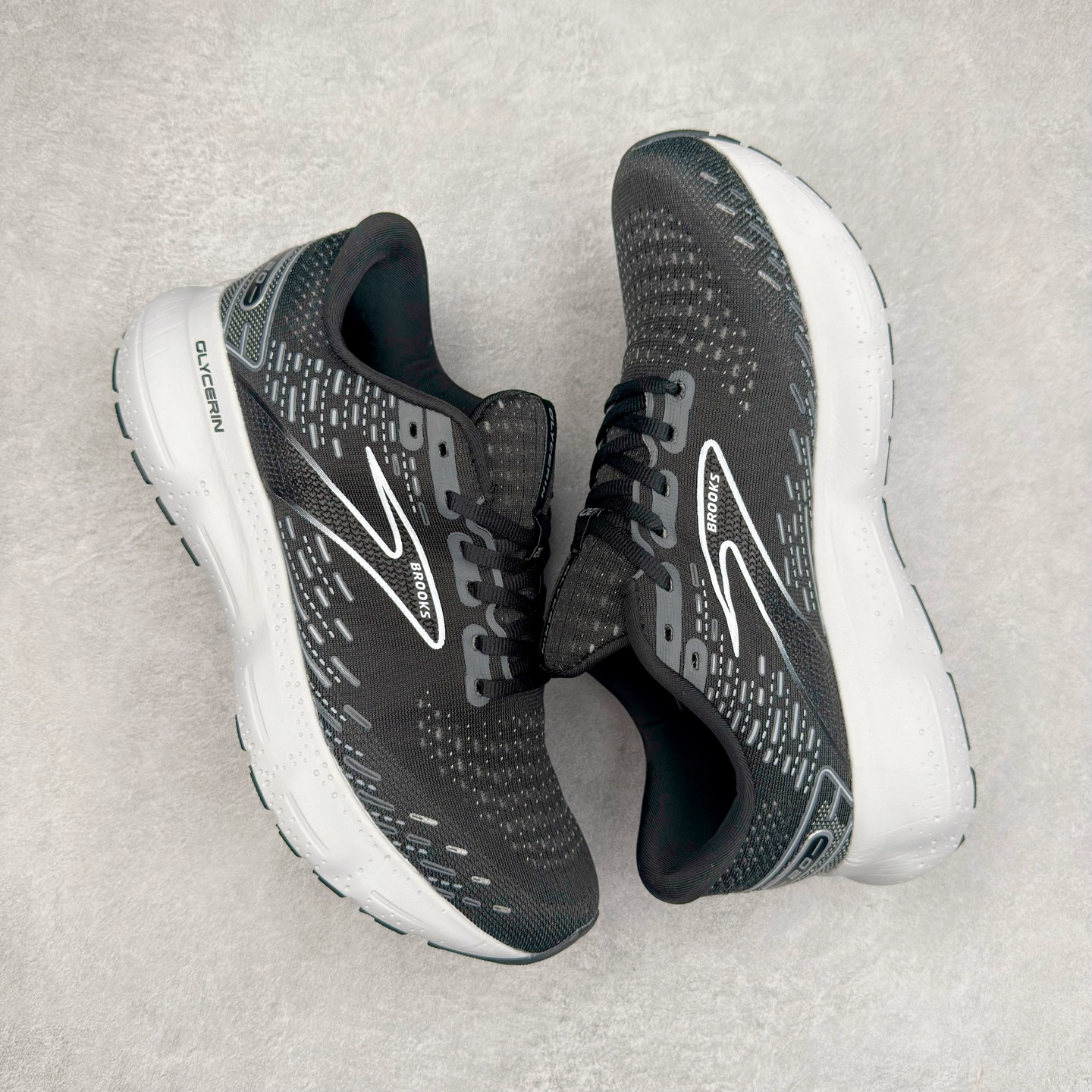 图片[3]-Brooks布鲁克斯 Glycerin 2.0 系带防滑耐磨低帮长跑跑步鞋 Brooks 四大跑鞋之一 百年品牌 跑鞋从外形上基本就能判断这是一款速度跑鞋 简洁干练的外形结构和极强的运动流线型看着非常有速度感 上脚的第一感觉是非常轻 美码9码的鞋单只206g不到 从个人偏好来说 200g左右的竞速鞋最具安全感 鞋面采用单层网布 很薄 前掌使用了大量开放式网眼 排气直接快速 透气性上乘 鞋舌也是轻量化设计 仅为一层麂皮 和脚背完美贴合 鞋舌中央有个防偏穿孔 从实际穿着来看 通常鞋舌都是外偏 如果是防偏穿孔位于中心 防偏效果其实并不十分有效 如果采用趋外侧的偏心设计更有效 鞋帮泡棉填充量不大 但非常紧凑 贴合舒适 包裹稳固 内置硬质TPU保证必要的稳定性 跑鞋中底采用的是DNA FLASH科技材料 DNA FLASH中底科技 是Brooks第一款将氮气注入中底的创新科技 主要原理是借助“超临界流体”发泡技术 将液态氮稳定的转化为气态氮 并使其均匀地形成无数紧密贴合的密闭式气囊结构 尺码：36 36.5 37.5 38 38.5 39 40 40.5 41 42 42.5 43 44 44.5 45 46-选品中心