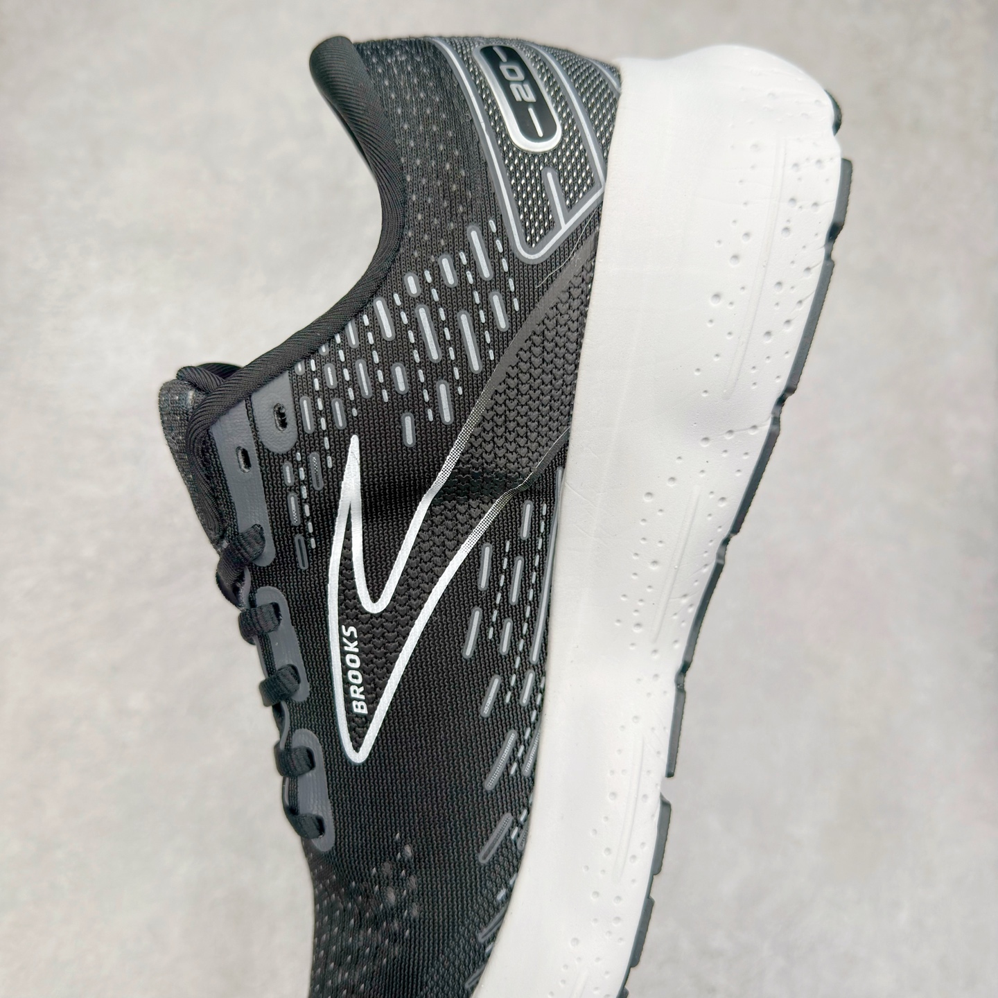 图片[7]-Brooks布鲁克斯 Glycerin 2.0 系带防滑耐磨低帮长跑跑步鞋 Brooks 四大跑鞋之一 百年品牌 跑鞋从外形上基本就能判断这是一款速度跑鞋 简洁干练的外形结构和极强的运动流线型看着非常有速度感 上脚的第一感觉是非常轻 美码9码的鞋单只206g不到 从个人偏好来说 200g左右的竞速鞋最具安全感 鞋面采用单层网布 很薄 前掌使用了大量开放式网眼 排气直接快速 透气性上乘 鞋舌也是轻量化设计 仅为一层麂皮 和脚背完美贴合 鞋舌中央有个防偏穿孔 从实际穿着来看 通常鞋舌都是外偏 如果是防偏穿孔位于中心 防偏效果其实并不十分有效 如果采用趋外侧的偏心设计更有效 鞋帮泡棉填充量不大 但非常紧凑 贴合舒适 包裹稳固 内置硬质TPU保证必要的稳定性 跑鞋中底采用的是DNA FLASH科技材料 DNA FLASH中底科技 是Brooks第一款将氮气注入中底的创新科技 主要原理是借助“超临界流体”发泡技术 将液态氮稳定的转化为气态氮 并使其均匀地形成无数紧密贴合的密闭式气囊结构 尺码：36 36.5 37.5 38 38.5 39 40 40.5 41 42 42.5 43 44 44.5 45 46-选品中心