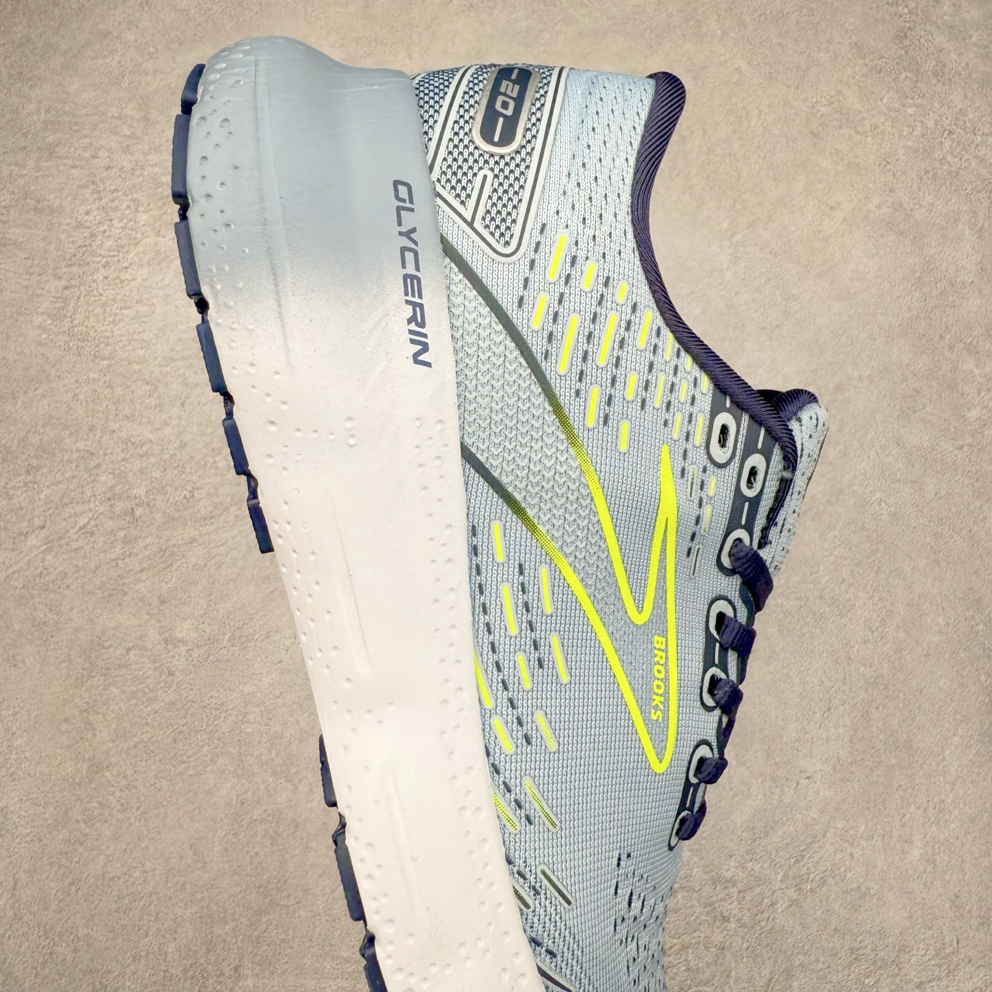 图片[6]-Brooks布鲁克斯 Glycerin 2.0 系带防滑耐磨低帮长跑跑步鞋 Brooks 四大跑鞋之一 百年品牌 跑鞋从外形上基本就能判断这是一款速度跑鞋 简洁干练的外形结构和极强的运动流线型看着非常有速度感 上脚的第一感觉是非常轻 美码9码的鞋单只206g不到 从个人偏好来说 200g左右的竞速鞋最具安全感 鞋面采用单层网布 很薄 前掌使用了大量开放式网眼 排气直接快速 透气性上乘 鞋舌也是轻量化设计 仅为一层麂皮 和脚背完美贴合 鞋舌中央有个防偏穿孔 从实际穿着来看 通常鞋舌都是外偏 如果是防偏穿孔位于中心 防偏效果其实并不十分有效 如果采用趋外侧的偏心设计更有效 鞋帮泡棉填充量不大 但非常紧凑 贴合舒适 包裹稳固 内置硬质TPU保证必要的稳定性 跑鞋中底采用的是DNA FLASH科技材料 DNA FLASH中底科技 是Brooks第一款将氮气注入中底的创新科技 主要原理是借助“超临界流体”发泡技术 将液态氮稳定的转化为气态氮 并使其均匀地形成无数紧密贴合的密闭式气囊结构 尺码：36 36.5 37.5 38 38.5 39 40 40.5 41 42 42.5 43 44 44.5 45 46-选品中心