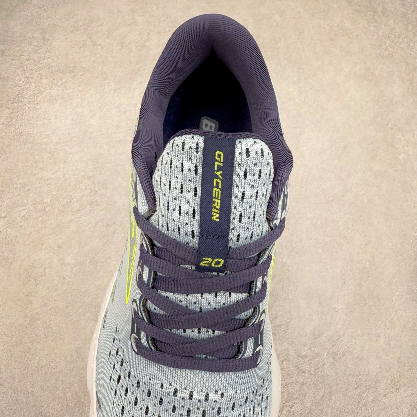 图片[5]-Brooks布鲁克斯 Glycerin 2.0 系带防滑耐磨低帮长跑跑步鞋 Brooks 四大跑鞋之一 百年品牌 跑鞋从外形上基本就能判断这是一款速度跑鞋 简洁干练的外形结构和极强的运动流线型看着非常有速度感 上脚的第一感觉是非常轻 美码9码的鞋单只206g不到 从个人偏好来说 200g左右的竞速鞋最具安全感 鞋面采用单层网布 很薄 前掌使用了大量开放式网眼 排气直接快速 透气性上乘 鞋舌也是轻量化设计 仅为一层麂皮 和脚背完美贴合 鞋舌中央有个防偏穿孔 从实际穿着来看 通常鞋舌都是外偏 如果是防偏穿孔位于中心 防偏效果其实并不十分有效 如果采用趋外侧的偏心设计更有效 鞋帮泡棉填充量不大 但非常紧凑 贴合舒适 包裹稳固 内置硬质TPU保证必要的稳定性 跑鞋中底采用的是DNA FLASH科技材料 DNA FLASH中底科技 是Brooks第一款将氮气注入中底的创新科技 主要原理是借助“超临界流体”发泡技术 将液态氮稳定的转化为气态氮 并使其均匀地形成无数紧密贴合的密闭式气囊结构 尺码：36 36.5 37.5 38 38.5 39 40 40.5 41 42 42.5 43 44 44.5 45 46-选品中心