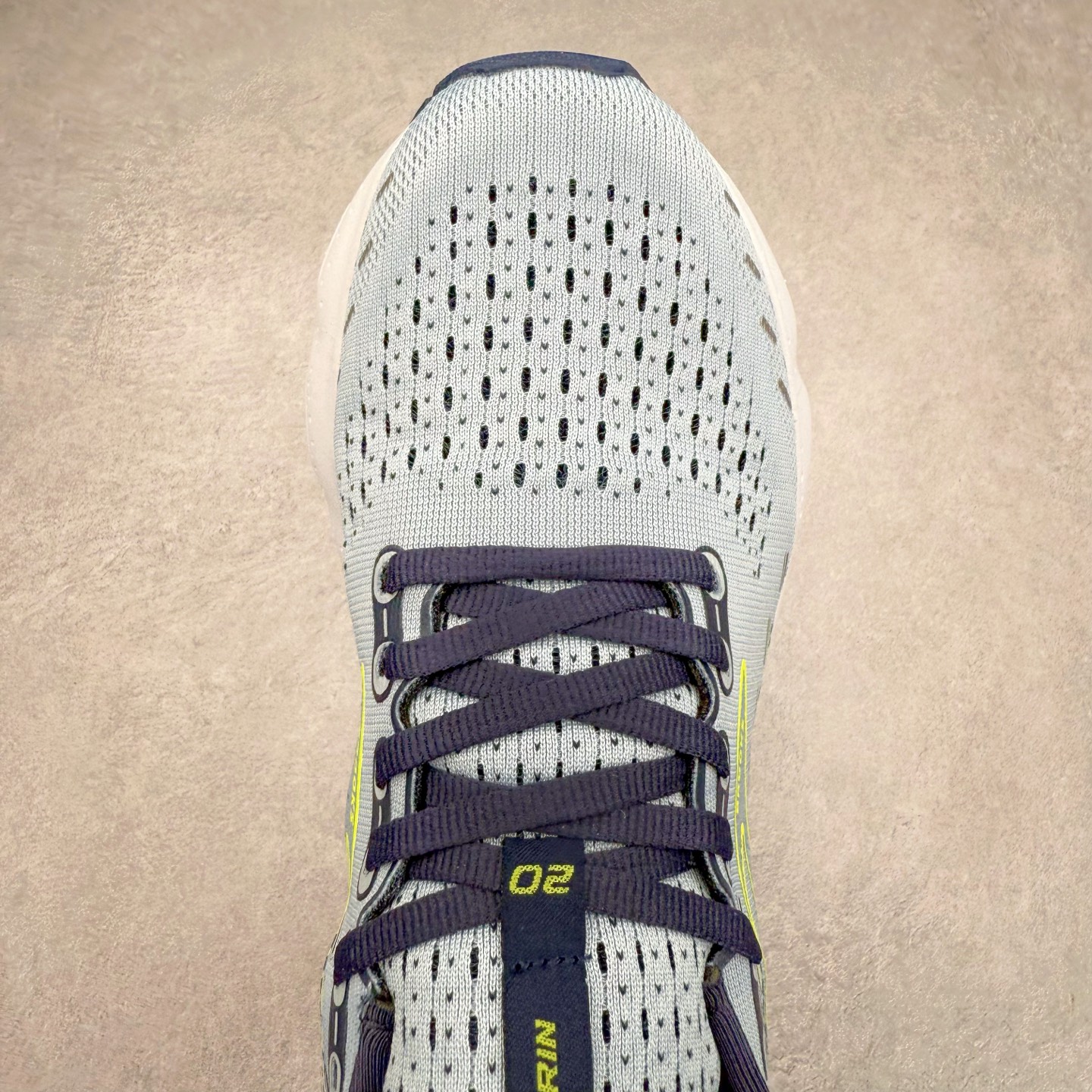 图片[4]-Brooks布鲁克斯 Glycerin 2.0 系带防滑耐磨低帮长跑跑步鞋 Brooks 四大跑鞋之一 百年品牌 跑鞋从外形上基本就能判断这是一款速度跑鞋 简洁干练的外形结构和极强的运动流线型看着非常有速度感 上脚的第一感觉是非常轻 美码9码的鞋单只206g不到 从个人偏好来说 200g左右的竞速鞋最具安全感 鞋面采用单层网布 很薄 前掌使用了大量开放式网眼 排气直接快速 透气性上乘 鞋舌也是轻量化设计 仅为一层麂皮 和脚背完美贴合 鞋舌中央有个防偏穿孔 从实际穿着来看 通常鞋舌都是外偏 如果是防偏穿孔位于中心 防偏效果其实并不十分有效 如果采用趋外侧的偏心设计更有效 鞋帮泡棉填充量不大 但非常紧凑 贴合舒适 包裹稳固 内置硬质TPU保证必要的稳定性 跑鞋中底采用的是DNA FLASH科技材料 DNA FLASH中底科技 是Brooks第一款将氮气注入中底的创新科技 主要原理是借助“超临界流体”发泡技术 将液态氮稳定的转化为气态氮 并使其均匀地形成无数紧密贴合的密闭式气囊结构 尺码：36 36.5 37.5 38 38.5 39 40 40.5 41 42 42.5 43 44 44.5 45 46-选品中心