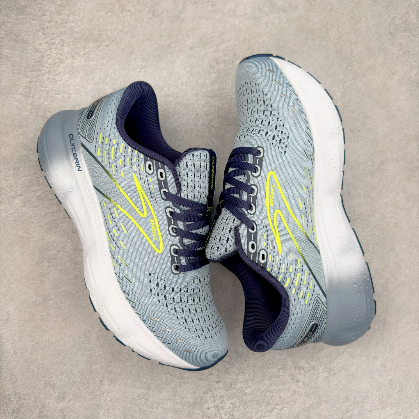 图片[3]-Brooks布鲁克斯 Glycerin 2.0 系带防滑耐磨低帮长跑跑步鞋 Brooks 四大跑鞋之一 百年品牌 跑鞋从外形上基本就能判断这是一款速度跑鞋 简洁干练的外形结构和极强的运动流线型看着非常有速度感 上脚的第一感觉是非常轻 美码9码的鞋单只206g不到 从个人偏好来说 200g左右的竞速鞋最具安全感 鞋面采用单层网布 很薄 前掌使用了大量开放式网眼 排气直接快速 透气性上乘 鞋舌也是轻量化设计 仅为一层麂皮 和脚背完美贴合 鞋舌中央有个防偏穿孔 从实际穿着来看 通常鞋舌都是外偏 如果是防偏穿孔位于中心 防偏效果其实并不十分有效 如果采用趋外侧的偏心设计更有效 鞋帮泡棉填充量不大 但非常紧凑 贴合舒适 包裹稳固 内置硬质TPU保证必要的稳定性 跑鞋中底采用的是DNA FLASH科技材料 DNA FLASH中底科技 是Brooks第一款将氮气注入中底的创新科技 主要原理是借助“超临界流体”发泡技术 将液态氮稳定的转化为气态氮 并使其均匀地形成无数紧密贴合的密闭式气囊结构 尺码：36 36.5 37.5 38 38.5 39 40 40.5 41 42 42.5 43 44 44.5 45 46-选品中心