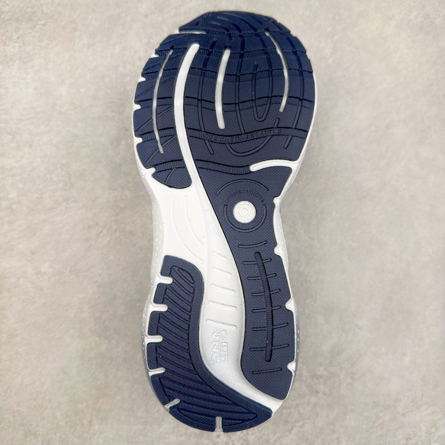 图片[9]-Brooks布鲁克斯 Glycerin 2.0 系带防滑耐磨低帮长跑跑步鞋 Brooks 四大跑鞋之一 百年品牌 跑鞋从外形上基本就能判断这是一款速度跑鞋 简洁干练的外形结构和极强的运动流线型看着非常有速度感 上脚的第一感觉是非常轻 美码9码的鞋单只206g不到 从个人偏好来说 200g左右的竞速鞋最具安全感 鞋面采用单层网布 很薄 前掌使用了大量开放式网眼 排气直接快速 透气性上乘 鞋舌也是轻量化设计 仅为一层麂皮 和脚背完美贴合 鞋舌中央有个防偏穿孔 从实际穿着来看 通常鞋舌都是外偏 如果是防偏穿孔位于中心 防偏效果其实并不十分有效 如果采用趋外侧的偏心设计更有效 鞋帮泡棉填充量不大 但非常紧凑 贴合舒适 包裹稳固 内置硬质TPU保证必要的稳定性 跑鞋中底采用的是DNA FLASH科技材料 DNA FLASH中底科技 是Brooks第一款将氮气注入中底的创新科技 主要原理是借助“超临界流体”发泡技术 将液态氮稳定的转化为气态氮 并使其均匀地形成无数紧密贴合的密闭式气囊结构 尺码：36 36.5 37.5 38 38.5 39 40 40.5 41 42 42.5 43 44 44.5 45 46-选品中心