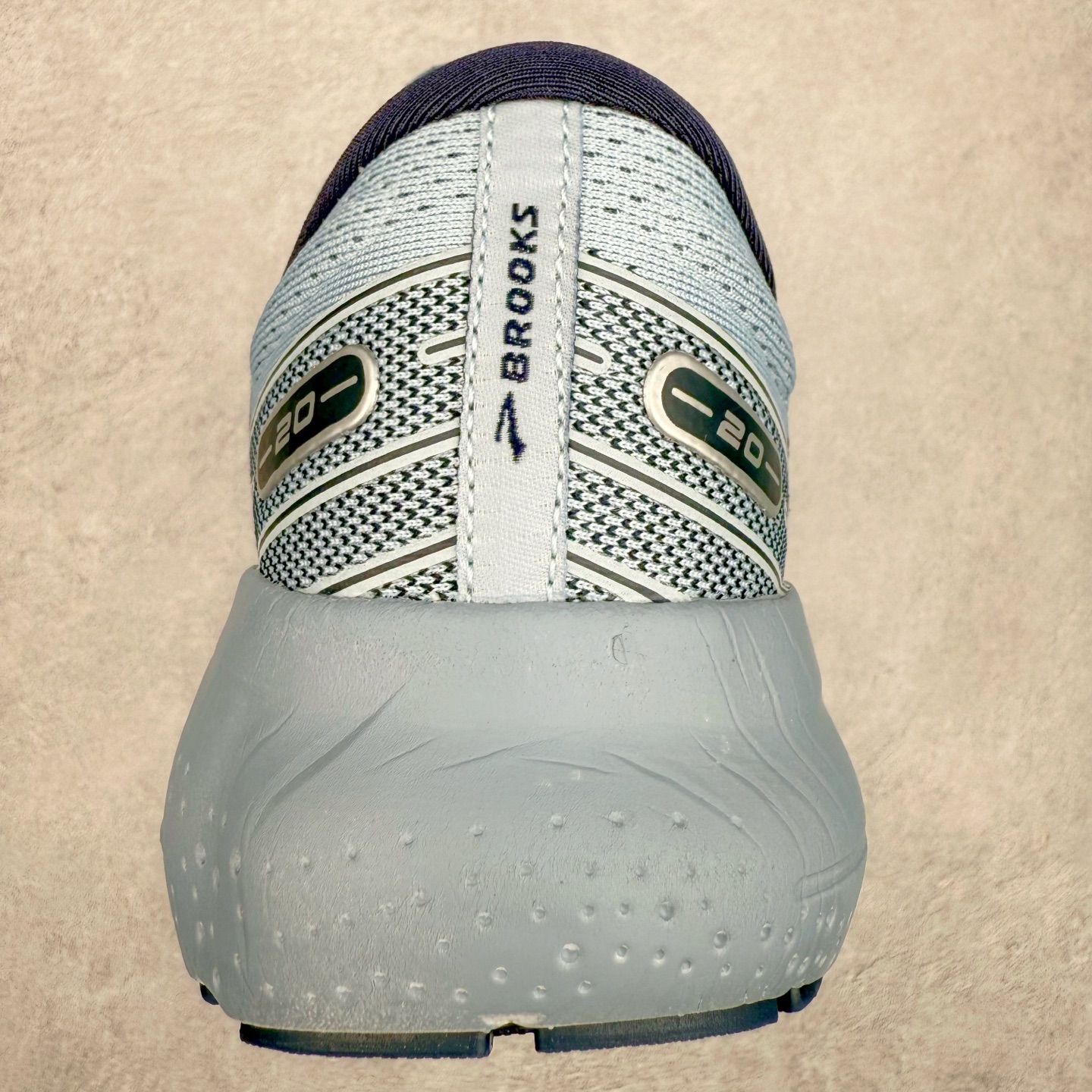 图片[8]-Brooks布鲁克斯 Glycerin 2.0 系带防滑耐磨低帮长跑跑步鞋 Brooks 四大跑鞋之一 百年品牌 跑鞋从外形上基本就能判断这是一款速度跑鞋 简洁干练的外形结构和极强的运动流线型看着非常有速度感 上脚的第一感觉是非常轻 美码9码的鞋单只206g不到 从个人偏好来说 200g左右的竞速鞋最具安全感 鞋面采用单层网布 很薄 前掌使用了大量开放式网眼 排气直接快速 透气性上乘 鞋舌也是轻量化设计 仅为一层麂皮 和脚背完美贴合 鞋舌中央有个防偏穿孔 从实际穿着来看 通常鞋舌都是外偏 如果是防偏穿孔位于中心 防偏效果其实并不十分有效 如果采用趋外侧的偏心设计更有效 鞋帮泡棉填充量不大 但非常紧凑 贴合舒适 包裹稳固 内置硬质TPU保证必要的稳定性 跑鞋中底采用的是DNA FLASH科技材料 DNA FLASH中底科技 是Brooks第一款将氮气注入中底的创新科技 主要原理是借助“超临界流体”发泡技术 将液态氮稳定的转化为气态氮 并使其均匀地形成无数紧密贴合的密闭式气囊结构 尺码：36 36.5 37.5 38 38.5 39 40 40.5 41 42 42.5 43 44 44.5 45 46-选品中心