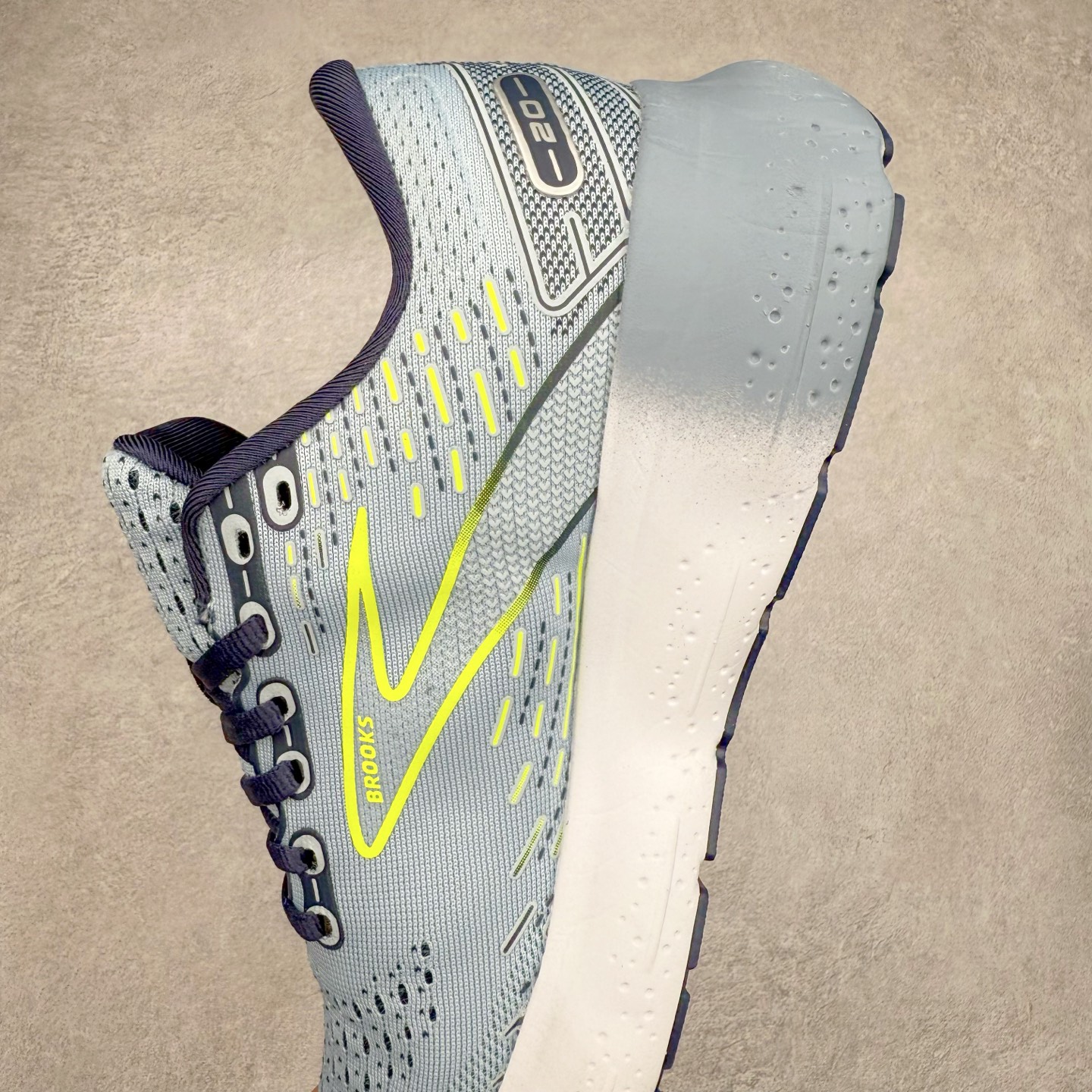 图片[7]-Brooks布鲁克斯 Glycerin 2.0 系带防滑耐磨低帮长跑跑步鞋 Brooks 四大跑鞋之一 百年品牌 跑鞋从外形上基本就能判断这是一款速度跑鞋 简洁干练的外形结构和极强的运动流线型看着非常有速度感 上脚的第一感觉是非常轻 美码9码的鞋单只206g不到 从个人偏好来说 200g左右的竞速鞋最具安全感 鞋面采用单层网布 很薄 前掌使用了大量开放式网眼 排气直接快速 透气性上乘 鞋舌也是轻量化设计 仅为一层麂皮 和脚背完美贴合 鞋舌中央有个防偏穿孔 从实际穿着来看 通常鞋舌都是外偏 如果是防偏穿孔位于中心 防偏效果其实并不十分有效 如果采用趋外侧的偏心设计更有效 鞋帮泡棉填充量不大 但非常紧凑 贴合舒适 包裹稳固 内置硬质TPU保证必要的稳定性 跑鞋中底采用的是DNA FLASH科技材料 DNA FLASH中底科技 是Brooks第一款将氮气注入中底的创新科技 主要原理是借助“超临界流体”发泡技术 将液态氮稳定的转化为气态氮 并使其均匀地形成无数紧密贴合的密闭式气囊结构 尺码：36 36.5 37.5 38 38.5 39 40 40.5 41 42 42.5 43 44 44.5 45 46-选品中心