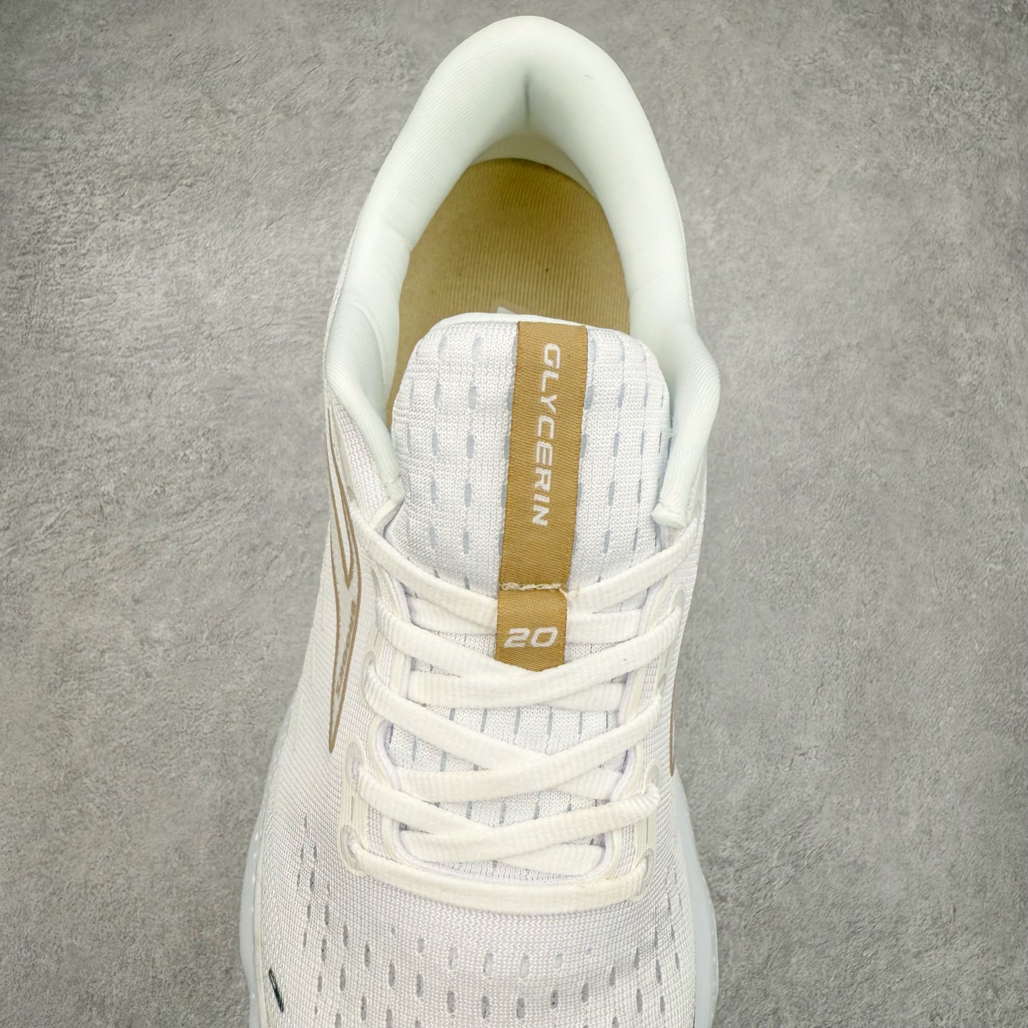 图片[5]-Brooks布鲁克斯 Glycerin 2.0 系带防滑耐磨低帮长跑跑步鞋 Brooks 四大跑鞋之一 百年品牌 跑鞋从外形上基本就能判断这是一款速度跑鞋 简洁干练的外形结构和极强的运动流线型看着非常有速度感 上脚的第一感觉是非常轻 美码9码的鞋单只206g不到 从个人偏好来说 200g左右的竞速鞋最具安全感 鞋面采用单层网布 很薄 前掌使用了大量开放式网眼 排气直接快速 透气性上乘 鞋舌也是轻量化设计 仅为一层麂皮 和脚背完美贴合 鞋舌中央有个防偏穿孔 从实际穿着来看 通常鞋舌都是外偏 如果是防偏穿孔位于中心 防偏效果其实并不十分有效 如果采用趋外侧的偏心设计更有效 鞋帮泡棉填充量不大 但非常紧凑 贴合舒适 包裹稳固 内置硬质TPU保证必要的稳定性 跑鞋中底采用的是DNA FLASH科技材料 DNA FLASH中底科技 是Brooks第一款将氮气注入中底的创新科技 主要原理是借助“超临界流体”发泡技术 将液态氮稳定的转化为气态氮 并使其均匀地形成无数紧密贴合的密闭式气囊结构 尺码：36 36.5 37.5 38 38.5 39 40 40.5 41 42 42.5 43 44 44.5 45 46-选品中心