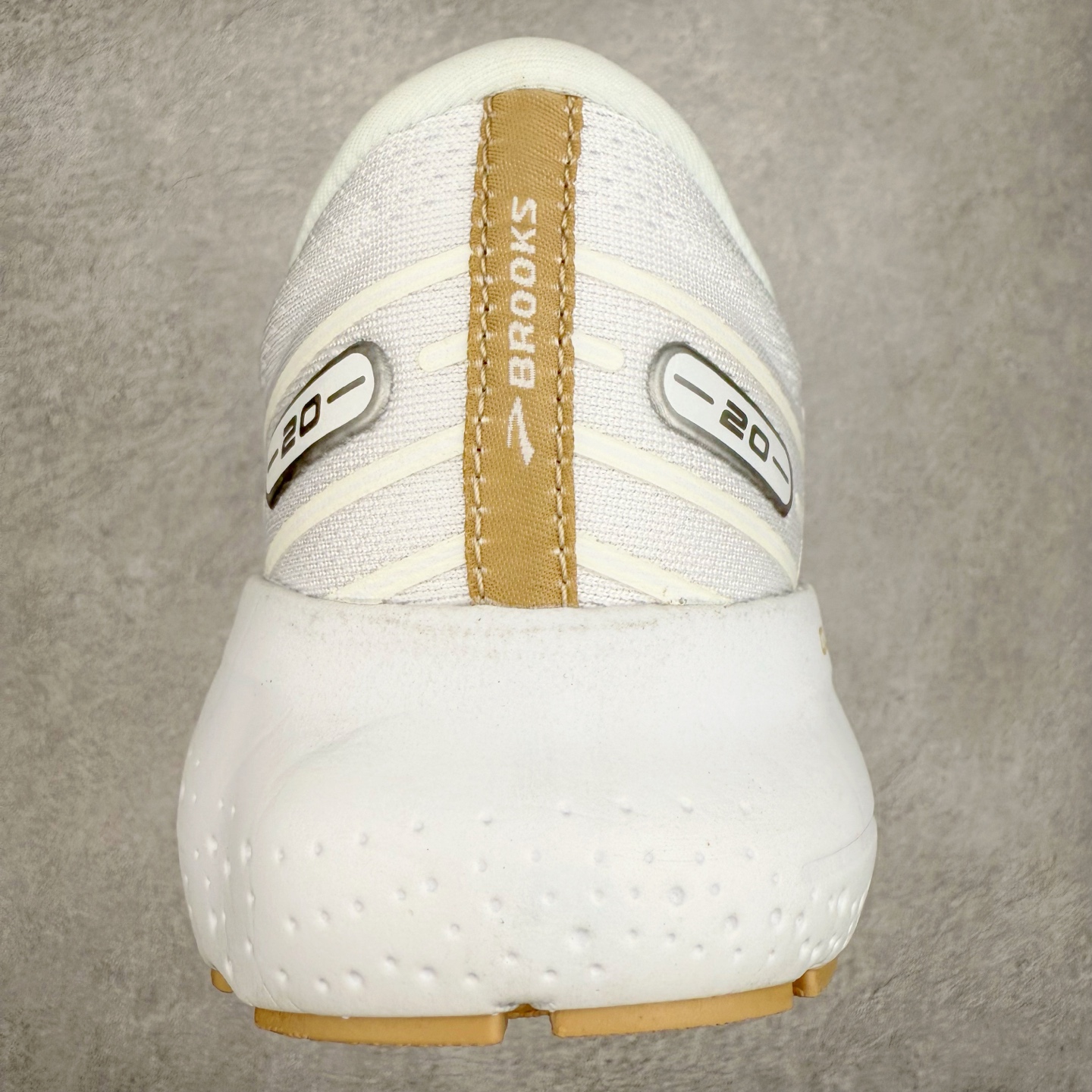 图片[8]-Brooks布鲁克斯 Glycerin 2.0 系带防滑耐磨低帮长跑跑步鞋 Brooks 四大跑鞋之一 百年品牌 跑鞋从外形上基本就能判断这是一款速度跑鞋 简洁干练的外形结构和极强的运动流线型看着非常有速度感 上脚的第一感觉是非常轻 美码9码的鞋单只206g不到 从个人偏好来说 200g左右的竞速鞋最具安全感 鞋面采用单层网布 很薄 前掌使用了大量开放式网眼 排气直接快速 透气性上乘 鞋舌也是轻量化设计 仅为一层麂皮 和脚背完美贴合 鞋舌中央有个防偏穿孔 从实际穿着来看 通常鞋舌都是外偏 如果是防偏穿孔位于中心 防偏效果其实并不十分有效 如果采用趋外侧的偏心设计更有效 鞋帮泡棉填充量不大 但非常紧凑 贴合舒适 包裹稳固 内置硬质TPU保证必要的稳定性 跑鞋中底采用的是DNA FLASH科技材料 DNA FLASH中底科技 是Brooks第一款将氮气注入中底的创新科技 主要原理是借助“超临界流体”发泡技术 将液态氮稳定的转化为气态氮 并使其均匀地形成无数紧密贴合的密闭式气囊结构 尺码：36 36.5 37.5 38 38.5 39 40 40.5 41 42 42.5 43 44 44.5 45 46-选品中心