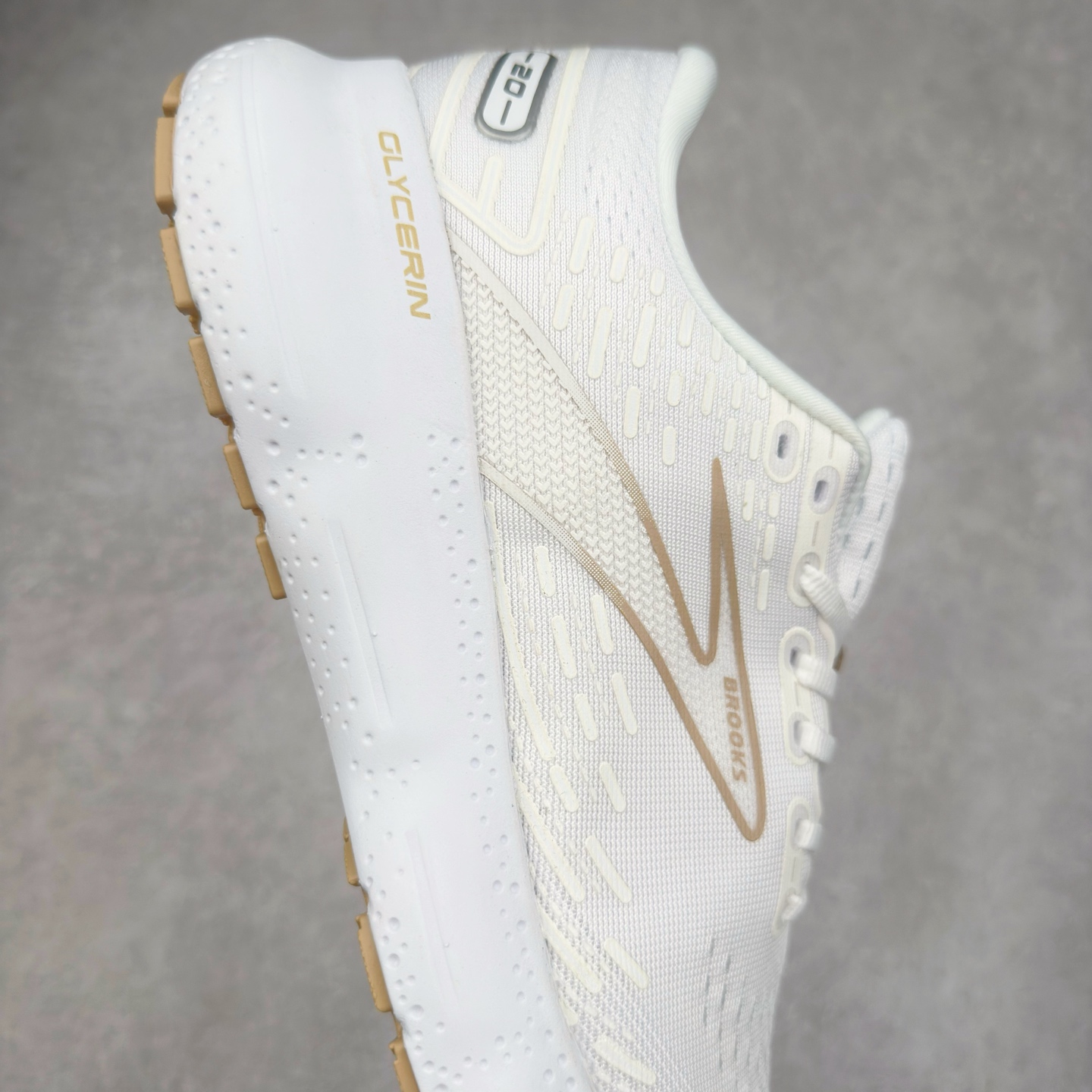 图片[6]-Brooks布鲁克斯 Glycerin 2.0 系带防滑耐磨低帮长跑跑步鞋 Brooks 四大跑鞋之一 百年品牌 跑鞋从外形上基本就能判断这是一款速度跑鞋 简洁干练的外形结构和极强的运动流线型看着非常有速度感 上脚的第一感觉是非常轻 美码9码的鞋单只206g不到 从个人偏好来说 200g左右的竞速鞋最具安全感 鞋面采用单层网布 很薄 前掌使用了大量开放式网眼 排气直接快速 透气性上乘 鞋舌也是轻量化设计 仅为一层麂皮 和脚背完美贴合 鞋舌中央有个防偏穿孔 从实际穿着来看 通常鞋舌都是外偏 如果是防偏穿孔位于中心 防偏效果其实并不十分有效 如果采用趋外侧的偏心设计更有效 鞋帮泡棉填充量不大 但非常紧凑 贴合舒适 包裹稳固 内置硬质TPU保证必要的稳定性 跑鞋中底采用的是DNA FLASH科技材料 DNA FLASH中底科技 是Brooks第一款将氮气注入中底的创新科技 主要原理是借助“超临界流体”发泡技术 将液态氮稳定的转化为气态氮 并使其均匀地形成无数紧密贴合的密闭式气囊结构 尺码：36 36.5 37.5 38 38.5 39 40 40.5 41 42 42.5 43 44 44.5 45 46-选品中心