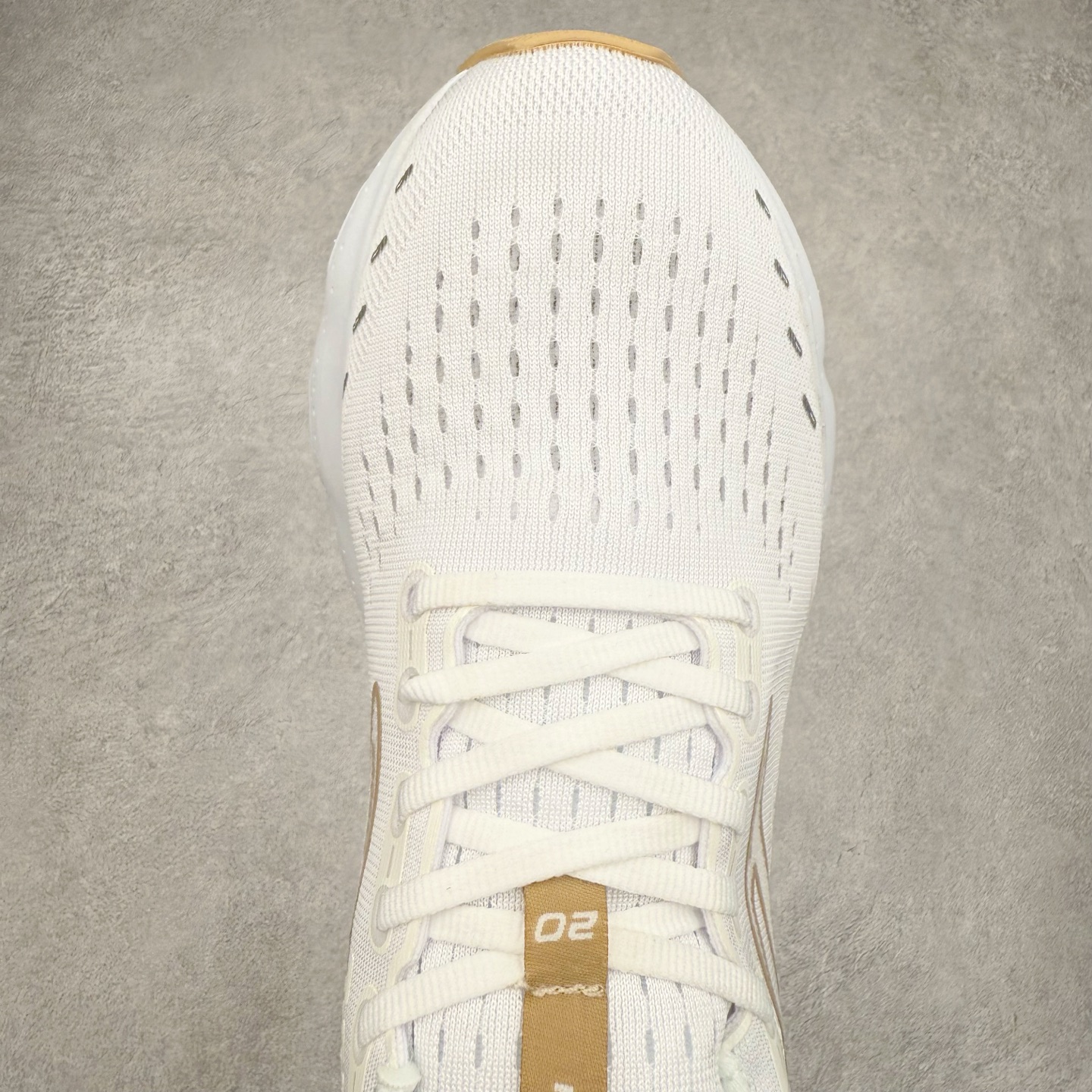 图片[4]-Brooks布鲁克斯 Glycerin 2.0 系带防滑耐磨低帮长跑跑步鞋 Brooks 四大跑鞋之一 百年品牌 跑鞋从外形上基本就能判断这是一款速度跑鞋 简洁干练的外形结构和极强的运动流线型看着非常有速度感 上脚的第一感觉是非常轻 美码9码的鞋单只206g不到 从个人偏好来说 200g左右的竞速鞋最具安全感 鞋面采用单层网布 很薄 前掌使用了大量开放式网眼 排气直接快速 透气性上乘 鞋舌也是轻量化设计 仅为一层麂皮 和脚背完美贴合 鞋舌中央有个防偏穿孔 从实际穿着来看 通常鞋舌都是外偏 如果是防偏穿孔位于中心 防偏效果其实并不十分有效 如果采用趋外侧的偏心设计更有效 鞋帮泡棉填充量不大 但非常紧凑 贴合舒适 包裹稳固 内置硬质TPU保证必要的稳定性 跑鞋中底采用的是DNA FLASH科技材料 DNA FLASH中底科技 是Brooks第一款将氮气注入中底的创新科技 主要原理是借助“超临界流体”发泡技术 将液态氮稳定的转化为气态氮 并使其均匀地形成无数紧密贴合的密闭式气囊结构 尺码：36 36.5 37.5 38 38.5 39 40 40.5 41 42 42.5 43 44 44.5 45 46-选品中心