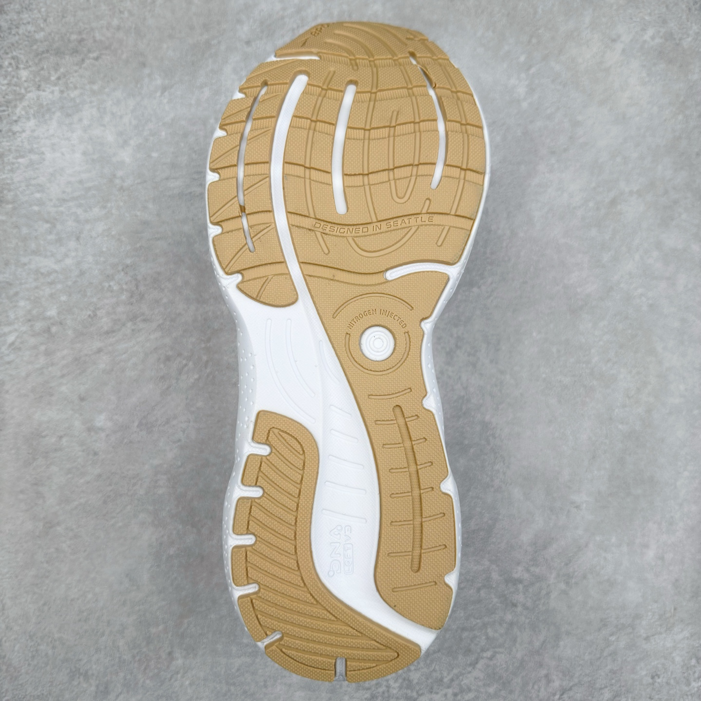 图片[9]-Brooks布鲁克斯 Glycerin 2.0 系带防滑耐磨低帮长跑跑步鞋 Brooks 四大跑鞋之一 百年品牌 跑鞋从外形上基本就能判断这是一款速度跑鞋 简洁干练的外形结构和极强的运动流线型看着非常有速度感 上脚的第一感觉是非常轻 美码9码的鞋单只206g不到 从个人偏好来说 200g左右的竞速鞋最具安全感 鞋面采用单层网布 很薄 前掌使用了大量开放式网眼 排气直接快速 透气性上乘 鞋舌也是轻量化设计 仅为一层麂皮 和脚背完美贴合 鞋舌中央有个防偏穿孔 从实际穿着来看 通常鞋舌都是外偏 如果是防偏穿孔位于中心 防偏效果其实并不十分有效 如果采用趋外侧的偏心设计更有效 鞋帮泡棉填充量不大 但非常紧凑 贴合舒适 包裹稳固 内置硬质TPU保证必要的稳定性 跑鞋中底采用的是DNA FLASH科技材料 DNA FLASH中底科技 是Brooks第一款将氮气注入中底的创新科技 主要原理是借助“超临界流体”发泡技术 将液态氮稳定的转化为气态氮 并使其均匀地形成无数紧密贴合的密闭式气囊结构 尺码：36 36.5 37.5 38 38.5 39 40 40.5 41 42 42.5 43 44 44.5 45 46-选品中心