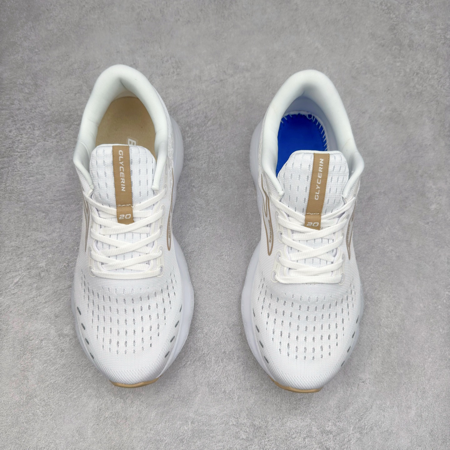 图片[2]-Brooks布鲁克斯 Glycerin 2.0 系带防滑耐磨低帮长跑跑步鞋 Brooks 四大跑鞋之一 百年品牌 跑鞋从外形上基本就能判断这是一款速度跑鞋 简洁干练的外形结构和极强的运动流线型看着非常有速度感 上脚的第一感觉是非常轻 美码9码的鞋单只206g不到 从个人偏好来说 200g左右的竞速鞋最具安全感 鞋面采用单层网布 很薄 前掌使用了大量开放式网眼 排气直接快速 透气性上乘 鞋舌也是轻量化设计 仅为一层麂皮 和脚背完美贴合 鞋舌中央有个防偏穿孔 从实际穿着来看 通常鞋舌都是外偏 如果是防偏穿孔位于中心 防偏效果其实并不十分有效 如果采用趋外侧的偏心设计更有效 鞋帮泡棉填充量不大 但非常紧凑 贴合舒适 包裹稳固 内置硬质TPU保证必要的稳定性 跑鞋中底采用的是DNA FLASH科技材料 DNA FLASH中底科技 是Brooks第一款将氮气注入中底的创新科技 主要原理是借助“超临界流体”发泡技术 将液态氮稳定的转化为气态氮 并使其均匀地形成无数紧密贴合的密闭式气囊结构 尺码：36 36.5 37.5 38 38.5 39 40 40.5 41 42 42.5 43 44 44.5 45 46-选品中心