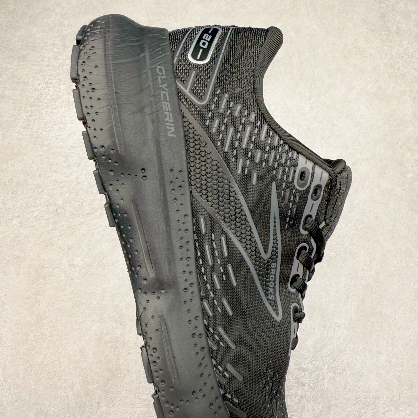 图片[6]-Brooks布鲁克斯 Glycerin 2.0 系带防滑耐磨低帮长跑跑步鞋 Brooks 四大跑鞋之一 百年品牌 跑鞋从外形上基本就能判断这是一款速度跑鞋 简洁干练的外形结构和极强的运动流线型看着非常有速度感 上脚的第一感觉是非常轻 美码9码的鞋单只206g不到 从个人偏好来说 200g左右的竞速鞋最具安全感 鞋面采用单层网布 很薄 前掌使用了大量开放式网眼 排气直接快速 透气性上乘 鞋舌也是轻量化设计 仅为一层麂皮 和脚背完美贴合 鞋舌中央有个防偏穿孔 从实际穿着来看 通常鞋舌都是外偏 如果是防偏穿孔位于中心 防偏效果其实并不十分有效 如果采用趋外侧的偏心设计更有效 鞋帮泡棉填充量不大 但非常紧凑 贴合舒适 包裹稳固 内置硬质TPU保证必要的稳定性 跑鞋中底采用的是DNA FLASH科技材料 DNA FLASH中底科技 是Brooks第一款将氮气注入中底的创新科技 主要原理是借助“超临界流体”发泡技术 将液态氮稳定的转化为气态氮 并使其均匀地形成无数紧密贴合的密闭式气囊结构 尺码：36 36.5 37.5 38 38.5 39 40 40.5 41 42 42.5 43 44 44.5 45 46-选品中心