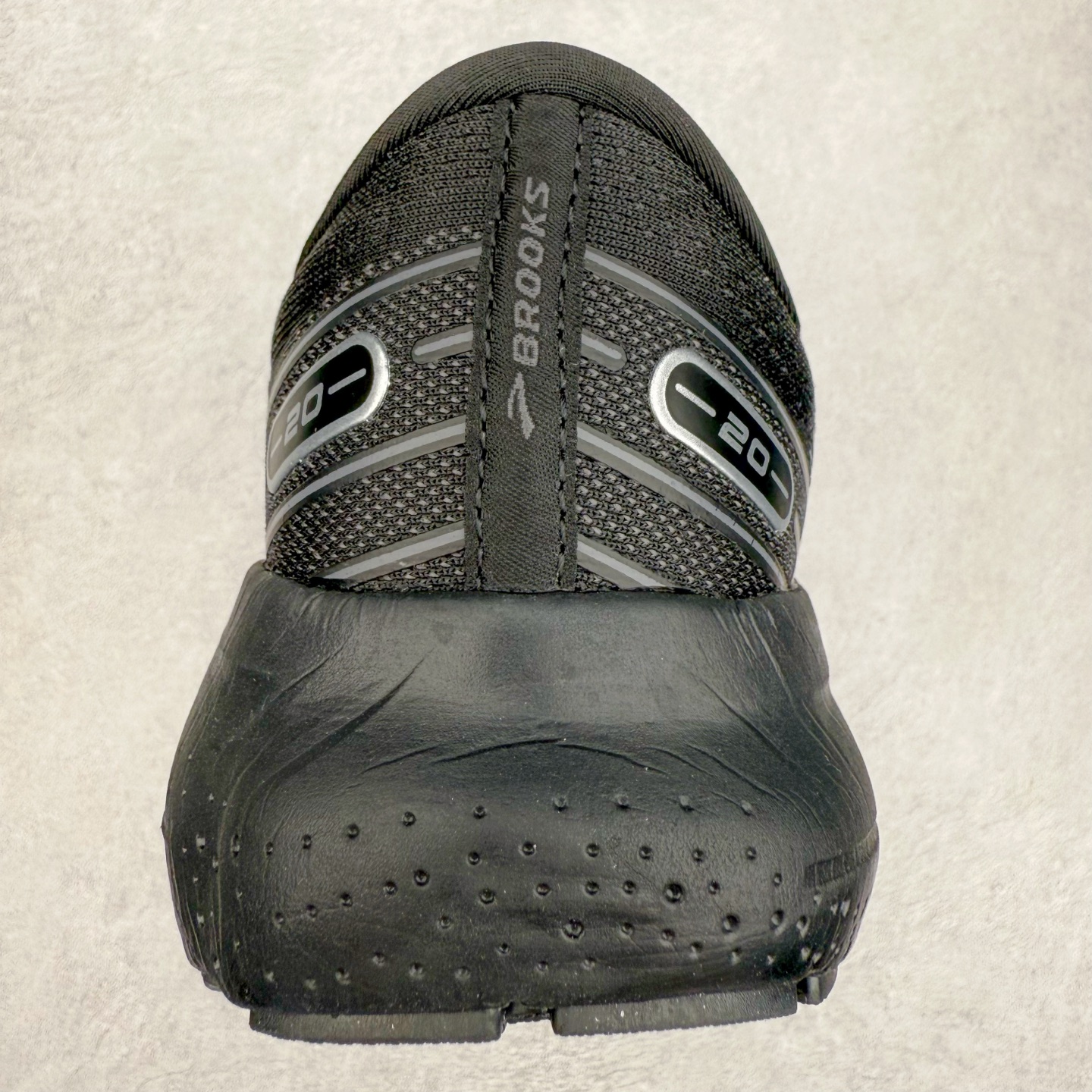 图片[8]-Brooks布鲁克斯 Glycerin 2.0 系带防滑耐磨低帮长跑跑步鞋 Brooks 四大跑鞋之一 百年品牌 跑鞋从外形上基本就能判断这是一款速度跑鞋 简洁干练的外形结构和极强的运动流线型看着非常有速度感 上脚的第一感觉是非常轻 美码9码的鞋单只206g不到 从个人偏好来说 200g左右的竞速鞋最具安全感 鞋面采用单层网布 很薄 前掌使用了大量开放式网眼 排气直接快速 透气性上乘 鞋舌也是轻量化设计 仅为一层麂皮 和脚背完美贴合 鞋舌中央有个防偏穿孔 从实际穿着来看 通常鞋舌都是外偏 如果是防偏穿孔位于中心 防偏效果其实并不十分有效 如果采用趋外侧的偏心设计更有效 鞋帮泡棉填充量不大 但非常紧凑 贴合舒适 包裹稳固 内置硬质TPU保证必要的稳定性 跑鞋中底采用的是DNA FLASH科技材料 DNA FLASH中底科技 是Brooks第一款将氮气注入中底的创新科技 主要原理是借助“超临界流体”发泡技术 将液态氮稳定的转化为气态氮 并使其均匀地形成无数紧密贴合的密闭式气囊结构 尺码：36 36.5 37.5 38 38.5 39 40 40.5 41 42 42.5 43 44 44.5 45 46-选品中心