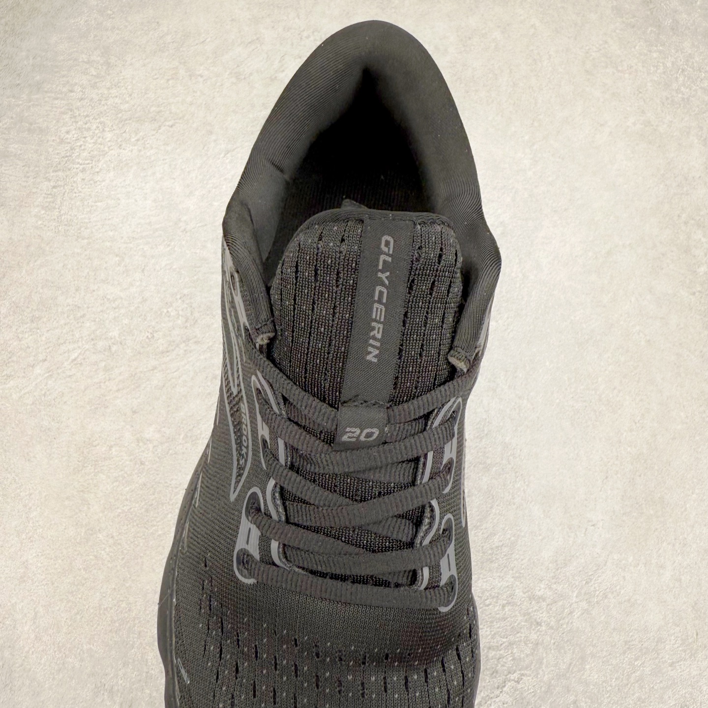 图片[5]-Brooks布鲁克斯 Glycerin 2.0 系带防滑耐磨低帮长跑跑步鞋 Brooks 四大跑鞋之一 百年品牌 跑鞋从外形上基本就能判断这是一款速度跑鞋 简洁干练的外形结构和极强的运动流线型看着非常有速度感 上脚的第一感觉是非常轻 美码9码的鞋单只206g不到 从个人偏好来说 200g左右的竞速鞋最具安全感 鞋面采用单层网布 很薄 前掌使用了大量开放式网眼 排气直接快速 透气性上乘 鞋舌也是轻量化设计 仅为一层麂皮 和脚背完美贴合 鞋舌中央有个防偏穿孔 从实际穿着来看 通常鞋舌都是外偏 如果是防偏穿孔位于中心 防偏效果其实并不十分有效 如果采用趋外侧的偏心设计更有效 鞋帮泡棉填充量不大 但非常紧凑 贴合舒适 包裹稳固 内置硬质TPU保证必要的稳定性 跑鞋中底采用的是DNA FLASH科技材料 DNA FLASH中底科技 是Brooks第一款将氮气注入中底的创新科技 主要原理是借助“超临界流体”发泡技术 将液态氮稳定的转化为气态氮 并使其均匀地形成无数紧密贴合的密闭式气囊结构 尺码：36 36.5 37.5 38 38.5 39 40 40.5 41 42 42.5 43 44 44.5 45 46-选品中心