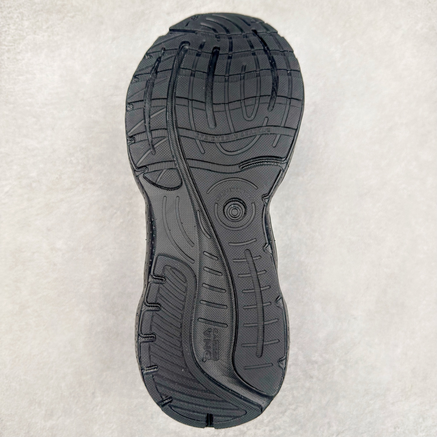 图片[9]-Brooks布鲁克斯 Glycerin 2.0 系带防滑耐磨低帮长跑跑步鞋 Brooks 四大跑鞋之一 百年品牌 跑鞋从外形上基本就能判断这是一款速度跑鞋 简洁干练的外形结构和极强的运动流线型看着非常有速度感 上脚的第一感觉是非常轻 美码9码的鞋单只206g不到 从个人偏好来说 200g左右的竞速鞋最具安全感 鞋面采用单层网布 很薄 前掌使用了大量开放式网眼 排气直接快速 透气性上乘 鞋舌也是轻量化设计 仅为一层麂皮 和脚背完美贴合 鞋舌中央有个防偏穿孔 从实际穿着来看 通常鞋舌都是外偏 如果是防偏穿孔位于中心 防偏效果其实并不十分有效 如果采用趋外侧的偏心设计更有效 鞋帮泡棉填充量不大 但非常紧凑 贴合舒适 包裹稳固 内置硬质TPU保证必要的稳定性 跑鞋中底采用的是DNA FLASH科技材料 DNA FLASH中底科技 是Brooks第一款将氮气注入中底的创新科技 主要原理是借助“超临界流体”发泡技术 将液态氮稳定的转化为气态氮 并使其均匀地形成无数紧密贴合的密闭式气囊结构 尺码：36 36.5 37.5 38 38.5 39 40 40.5 41 42 42.5 43 44 44.5 45 46-选品中心