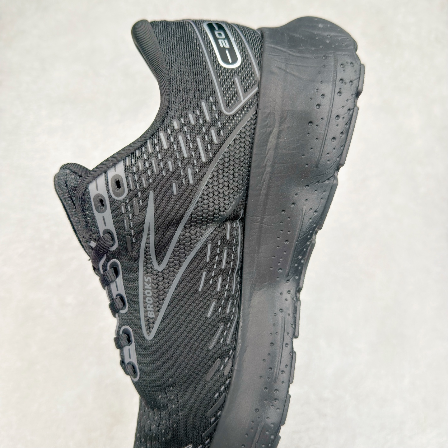 图片[7]-Brooks布鲁克斯 Glycerin 2.0 系带防滑耐磨低帮长跑跑步鞋 Brooks 四大跑鞋之一 百年品牌 跑鞋从外形上基本就能判断这是一款速度跑鞋 简洁干练的外形结构和极强的运动流线型看着非常有速度感 上脚的第一感觉是非常轻 美码9码的鞋单只206g不到 从个人偏好来说 200g左右的竞速鞋最具安全感 鞋面采用单层网布 很薄 前掌使用了大量开放式网眼 排气直接快速 透气性上乘 鞋舌也是轻量化设计 仅为一层麂皮 和脚背完美贴合 鞋舌中央有个防偏穿孔 从实际穿着来看 通常鞋舌都是外偏 如果是防偏穿孔位于中心 防偏效果其实并不十分有效 如果采用趋外侧的偏心设计更有效 鞋帮泡棉填充量不大 但非常紧凑 贴合舒适 包裹稳固 内置硬质TPU保证必要的稳定性 跑鞋中底采用的是DNA FLASH科技材料 DNA FLASH中底科技 是Brooks第一款将氮气注入中底的创新科技 主要原理是借助“超临界流体”发泡技术 将液态氮稳定的转化为气态氮 并使其均匀地形成无数紧密贴合的密闭式气囊结构 尺码：36 36.5 37.5 38 38.5 39 40 40.5 41 42 42.5 43 44 44.5 45 46-选品中心