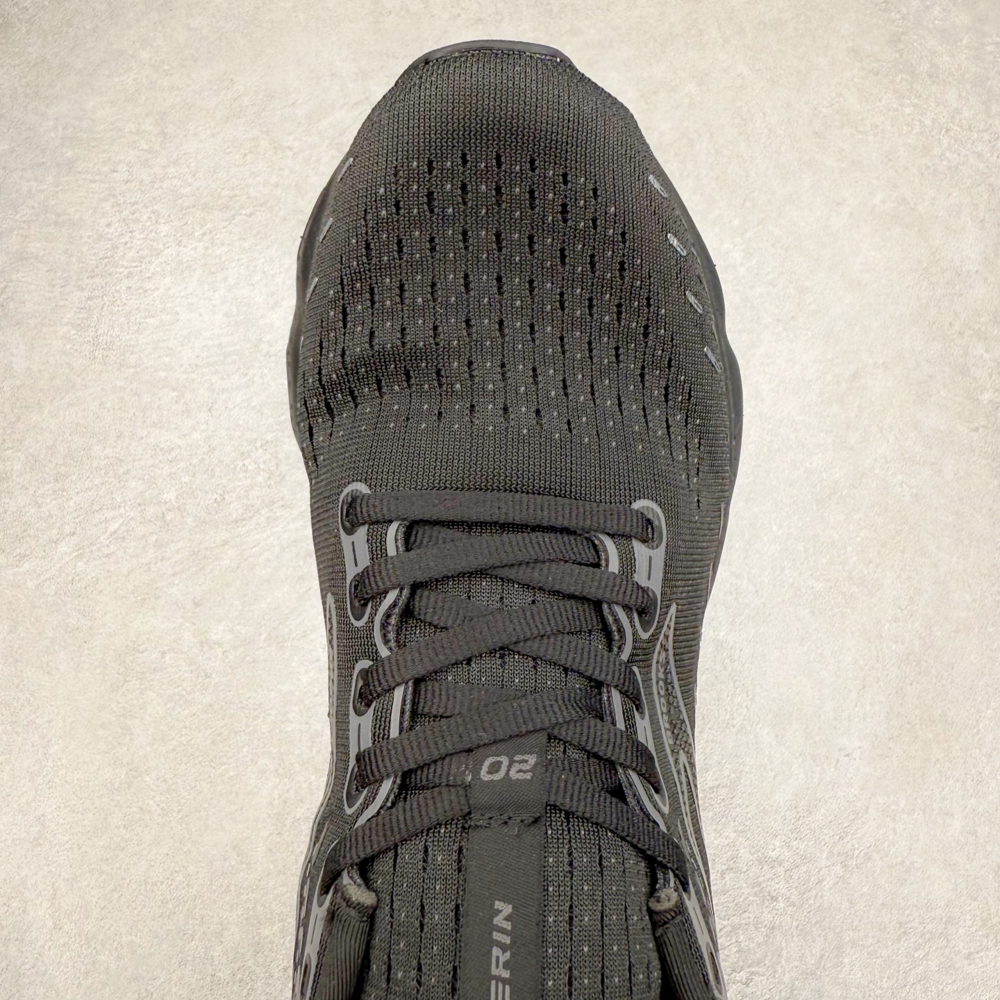 图片[4]-Brooks布鲁克斯 Glycerin 2.0 系带防滑耐磨低帮长跑跑步鞋 Brooks 四大跑鞋之一 百年品牌 跑鞋从外形上基本就能判断这是一款速度跑鞋 简洁干练的外形结构和极强的运动流线型看着非常有速度感 上脚的第一感觉是非常轻 美码9码的鞋单只206g不到 从个人偏好来说 200g左右的竞速鞋最具安全感 鞋面采用单层网布 很薄 前掌使用了大量开放式网眼 排气直接快速 透气性上乘 鞋舌也是轻量化设计 仅为一层麂皮 和脚背完美贴合 鞋舌中央有个防偏穿孔 从实际穿着来看 通常鞋舌都是外偏 如果是防偏穿孔位于中心 防偏效果其实并不十分有效 如果采用趋外侧的偏心设计更有效 鞋帮泡棉填充量不大 但非常紧凑 贴合舒适 包裹稳固 内置硬质TPU保证必要的稳定性 跑鞋中底采用的是DNA FLASH科技材料 DNA FLASH中底科技 是Brooks第一款将氮气注入中底的创新科技 主要原理是借助“超临界流体”发泡技术 将液态氮稳定的转化为气态氮 并使其均匀地形成无数紧密贴合的密闭式气囊结构 尺码：36 36.5 37.5 38 38.5 39 40 40.5 41 42 42.5 43 44 44.5 45 46-选品中心