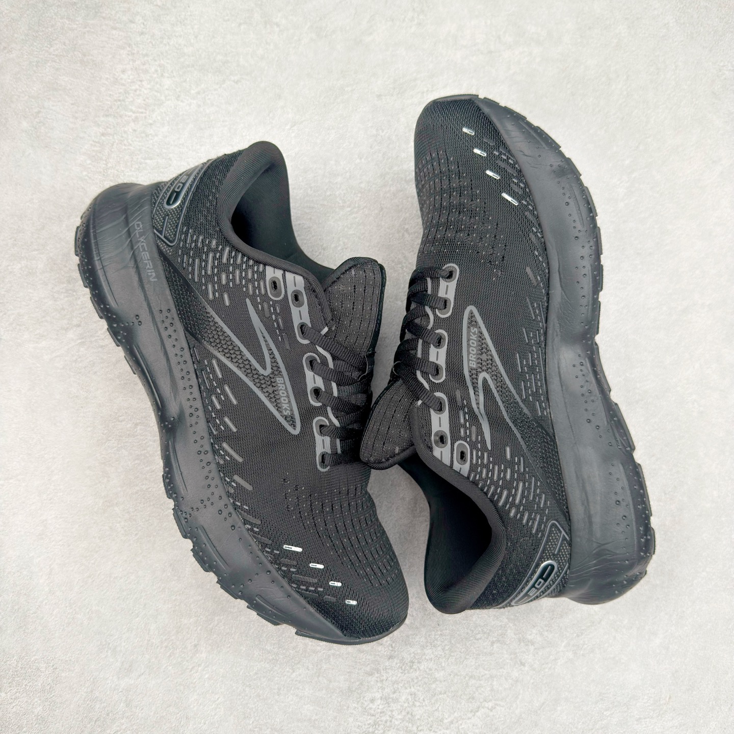 图片[3]-Brooks布鲁克斯 Glycerin 2.0 系带防滑耐磨低帮长跑跑步鞋 Brooks 四大跑鞋之一 百年品牌 跑鞋从外形上基本就能判断这是一款速度跑鞋 简洁干练的外形结构和极强的运动流线型看着非常有速度感 上脚的第一感觉是非常轻 美码9码的鞋单只206g不到 从个人偏好来说 200g左右的竞速鞋最具安全感 鞋面采用单层网布 很薄 前掌使用了大量开放式网眼 排气直接快速 透气性上乘 鞋舌也是轻量化设计 仅为一层麂皮 和脚背完美贴合 鞋舌中央有个防偏穿孔 从实际穿着来看 通常鞋舌都是外偏 如果是防偏穿孔位于中心 防偏效果其实并不十分有效 如果采用趋外侧的偏心设计更有效 鞋帮泡棉填充量不大 但非常紧凑 贴合舒适 包裹稳固 内置硬质TPU保证必要的稳定性 跑鞋中底采用的是DNA FLASH科技材料 DNA FLASH中底科技 是Brooks第一款将氮气注入中底的创新科技 主要原理是借助“超临界流体”发泡技术 将液态氮稳定的转化为气态氮 并使其均匀地形成无数紧密贴合的密闭式气囊结构 尺码：36 36.5 37.5 38 38.5 39 40 40.5 41 42 42.5 43 44 44.5 45 46-选品中心