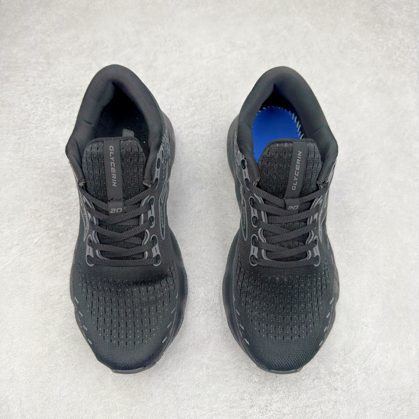 图片[2]-Brooks布鲁克斯 Glycerin 2.0 系带防滑耐磨低帮长跑跑步鞋 Brooks 四大跑鞋之一 百年品牌 跑鞋从外形上基本就能判断这是一款速度跑鞋 简洁干练的外形结构和极强的运动流线型看着非常有速度感 上脚的第一感觉是非常轻 美码9码的鞋单只206g不到 从个人偏好来说 200g左右的竞速鞋最具安全感 鞋面采用单层网布 很薄 前掌使用了大量开放式网眼 排气直接快速 透气性上乘 鞋舌也是轻量化设计 仅为一层麂皮 和脚背完美贴合 鞋舌中央有个防偏穿孔 从实际穿着来看 通常鞋舌都是外偏 如果是防偏穿孔位于中心 防偏效果其实并不十分有效 如果采用趋外侧的偏心设计更有效 鞋帮泡棉填充量不大 但非常紧凑 贴合舒适 包裹稳固 内置硬质TPU保证必要的稳定性 跑鞋中底采用的是DNA FLASH科技材料 DNA FLASH中底科技 是Brooks第一款将氮气注入中底的创新科技 主要原理是借助“超临界流体”发泡技术 将液态氮稳定的转化为气态氮 并使其均匀地形成无数紧密贴合的密闭式气囊结构 尺码：36 36.5 37.5 38 38.5 39 40 40.5 41 42 42.5 43 44 44.5 45 46-选品中心