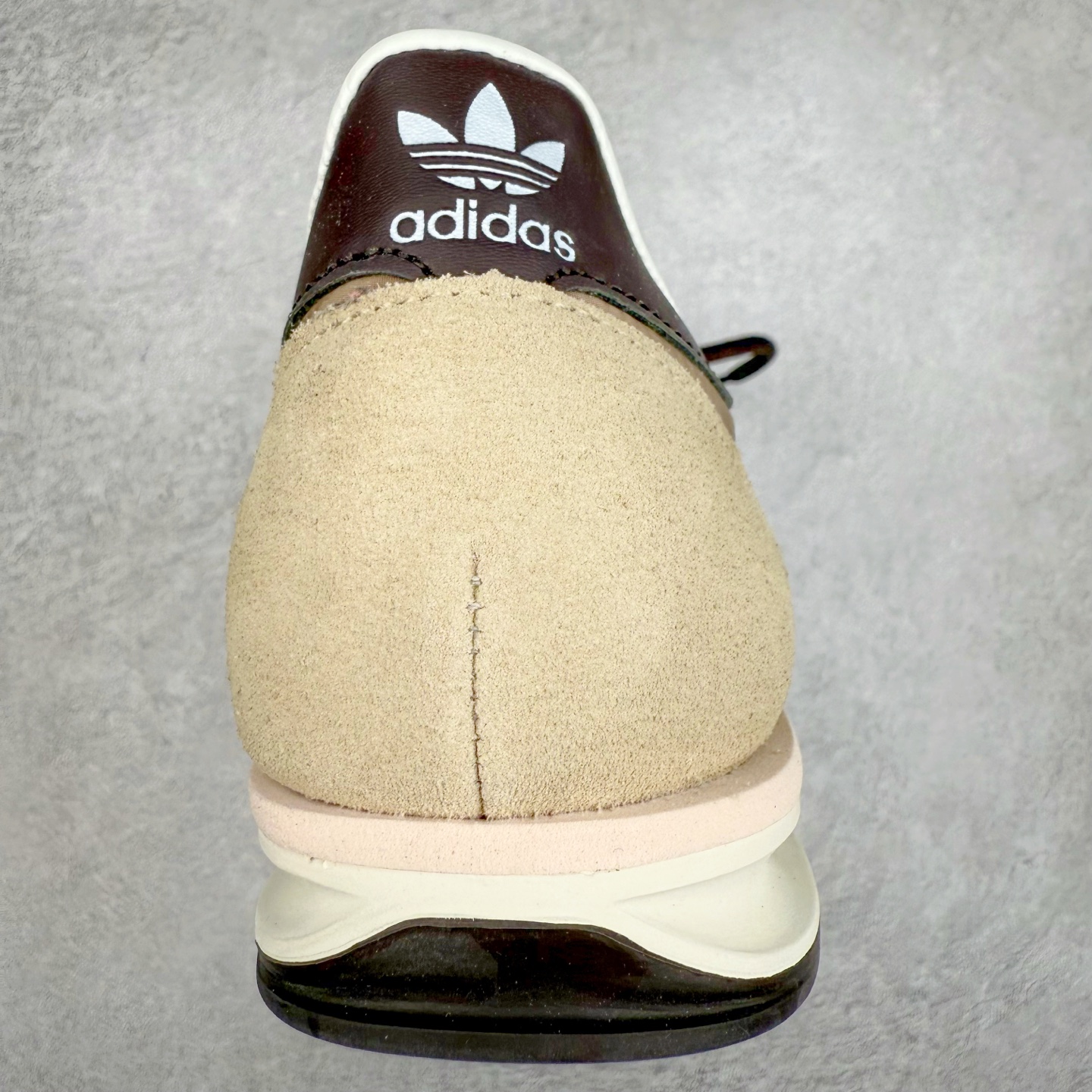 图片[8]-＃HP纯原 AD Wmns SL72 OG 系列德训足球风百搭低帮休闲运动板鞋 KK3661 采用高弹EVA+MODEL+RB三层组合底 区别市面RB一体大底 三层组合鞋底重量与原鞋一致 Originals 将有「T 头鞋」造型的诞生于 1972 年的 SL72 鞋款复刻带回 各位买鞋又有新选择了 1972 年 SL72 问世后 引领了后来阿迪达斯的跑鞋发展方向 其中「SL」代表了 Super Light 彰显了产品轻便的特性 1972 年 SL72 问世后 引领了后来阿迪达斯的跑鞋发展方向 其中「SL」代表了 Super Light 彰显了产品轻便的特性 这次 Originals 延续其轻质经典的基因 带来男女两款 SL72 男生款带来 SL72 RS 鞋型 RS 意为 Reshaped（重塑）鞋款在保留了经典的外观基础上 在尼龙材质里增加了填充物 使鞋型更加挺立和饱满 鞋头则更加圆润 鞋底的 EVA 材质则增加了鞋款的高度 女生款则带来 SL72 OG W 鞋型 OG 顾名思义则是致敬经典款式 相较于 RS（Reshaped）鞋款 鞋身更加纤细 其整体鞋身轮廓、线条、细节、材质上尊崇 70 年代 SL72 的设计 还原经典味道 尺码：36 36⅔ 37⅓ 38 38⅔ 39⅓ 40 40⅔ 41⅓ 42 42⅔ 43⅓ 44 44⅔ 45-选品中心