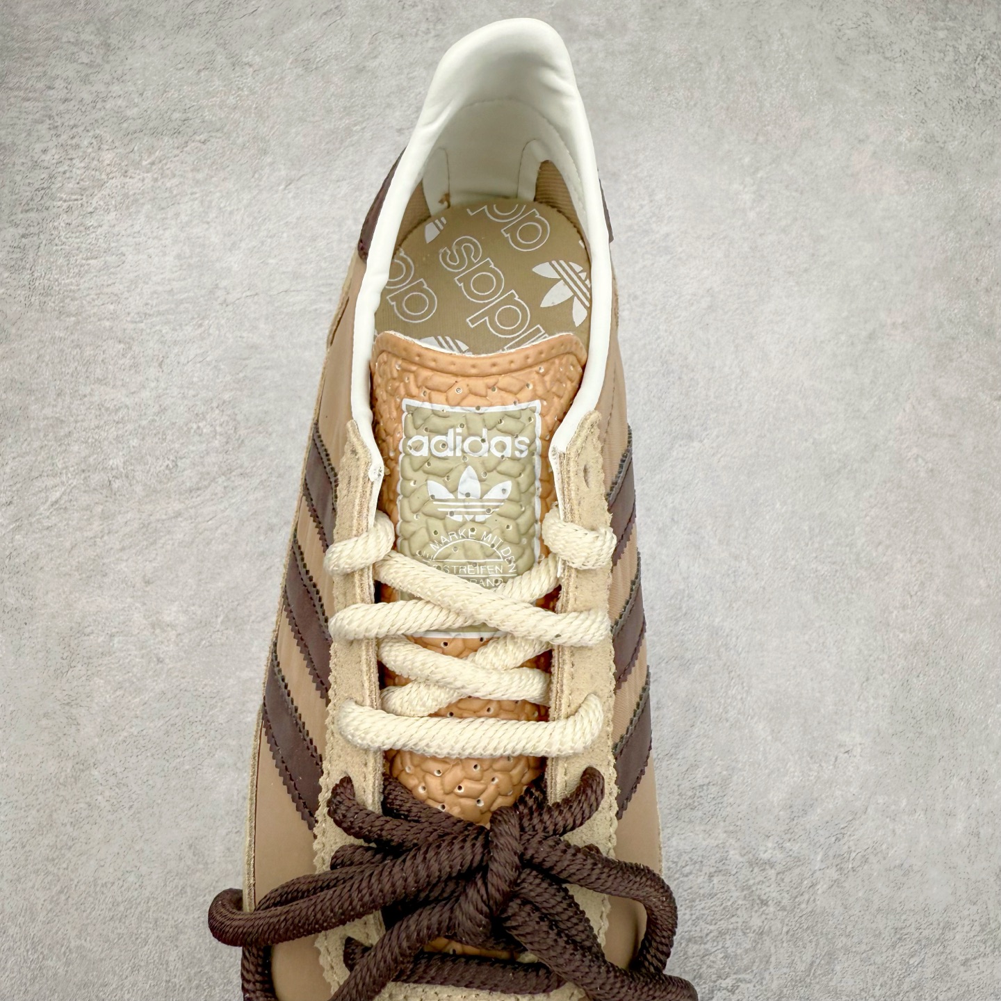 图片[5]-＃HP纯原 AD Wmns SL72 OG 系列德训足球风百搭低帮休闲运动板鞋 KK3661 采用高弹EVA+MODEL+RB三层组合底 区别市面RB一体大底 三层组合鞋底重量与原鞋一致 Originals 将有「T 头鞋」造型的诞生于 1972 年的 SL72 鞋款复刻带回 各位买鞋又有新选择了 1972 年 SL72 问世后 引领了后来阿迪达斯的跑鞋发展方向 其中「SL」代表了 Super Light 彰显了产品轻便的特性 1972 年 SL72 问世后 引领了后来阿迪达斯的跑鞋发展方向 其中「SL」代表了 Super Light 彰显了产品轻便的特性 这次 Originals 延续其轻质经典的基因 带来男女两款 SL72 男生款带来 SL72 RS 鞋型 RS 意为 Reshaped（重塑）鞋款在保留了经典的外观基础上 在尼龙材质里增加了填充物 使鞋型更加挺立和饱满 鞋头则更加圆润 鞋底的 EVA 材质则增加了鞋款的高度 女生款则带来 SL72 OG W 鞋型 OG 顾名思义则是致敬经典款式 相较于 RS（Reshaped）鞋款 鞋身更加纤细 其整体鞋身轮廓、线条、细节、材质上尊崇 70 年代 SL72 的设计 还原经典味道 尺码：36 36⅔ 37⅓ 38 38⅔ 39⅓ 40 40⅔ 41⅓ 42 42⅔ 43⅓ 44 44⅔ 45-选品中心