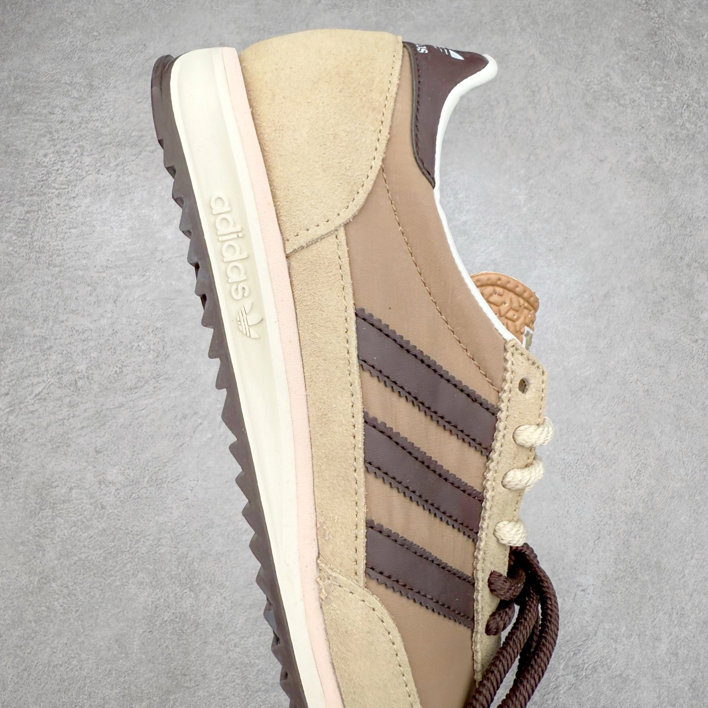 图片[6]-＃HP纯原 AD Wmns SL72 OG 系列德训足球风百搭低帮休闲运动板鞋 KK3661 采用高弹EVA+MODEL+RB三层组合底 区别市面RB一体大底 三层组合鞋底重量与原鞋一致 Originals 将有「T 头鞋」造型的诞生于 1972 年的 SL72 鞋款复刻带回 各位买鞋又有新选择了 1972 年 SL72 问世后 引领了后来阿迪达斯的跑鞋发展方向 其中「SL」代表了 Super Light 彰显了产品轻便的特性 1972 年 SL72 问世后 引领了后来阿迪达斯的跑鞋发展方向 其中「SL」代表了 Super Light 彰显了产品轻便的特性 这次 Originals 延续其轻质经典的基因 带来男女两款 SL72 男生款带来 SL72 RS 鞋型 RS 意为 Reshaped（重塑）鞋款在保留了经典的外观基础上 在尼龙材质里增加了填充物 使鞋型更加挺立和饱满 鞋头则更加圆润 鞋底的 EVA 材质则增加了鞋款的高度 女生款则带来 SL72 OG W 鞋型 OG 顾名思义则是致敬经典款式 相较于 RS（Reshaped）鞋款 鞋身更加纤细 其整体鞋身轮廓、线条、细节、材质上尊崇 70 年代 SL72 的设计 还原经典味道 尺码：36 36⅔ 37⅓ 38 38⅔ 39⅓ 40 40⅔ 41⅓ 42 42⅔ 43⅓ 44 44⅔ 45-选品中心