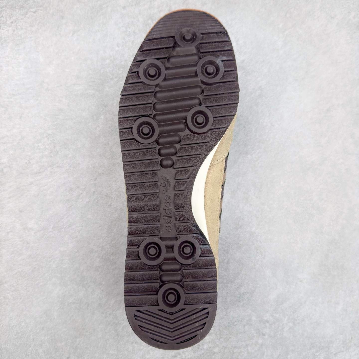 图片[9]-＃HP纯原 AD Wmns SL72 OG 系列德训足球风百搭低帮休闲运动板鞋 KK3661 采用高弹EVA+MODEL+RB三层组合底 区别市面RB一体大底 三层组合鞋底重量与原鞋一致 Originals 将有「T 头鞋」造型的诞生于 1972 年的 SL72 鞋款复刻带回 各位买鞋又有新选择了 1972 年 SL72 问世后 引领了后来阿迪达斯的跑鞋发展方向 其中「SL」代表了 Super Light 彰显了产品轻便的特性 1972 年 SL72 问世后 引领了后来阿迪达斯的跑鞋发展方向 其中「SL」代表了 Super Light 彰显了产品轻便的特性 这次 Originals 延续其轻质经典的基因 带来男女两款 SL72 男生款带来 SL72 RS 鞋型 RS 意为 Reshaped（重塑）鞋款在保留了经典的外观基础上 在尼龙材质里增加了填充物 使鞋型更加挺立和饱满 鞋头则更加圆润 鞋底的 EVA 材质则增加了鞋款的高度 女生款则带来 SL72 OG W 鞋型 OG 顾名思义则是致敬经典款式 相较于 RS（Reshaped）鞋款 鞋身更加纤细 其整体鞋身轮廓、线条、细节、材质上尊崇 70 年代 SL72 的设计 还原经典味道 尺码：36 36⅔ 37⅓ 38 38⅔ 39⅓ 40 40⅔ 41⅓ 42 42⅔ 43⅓ 44 44⅔ 45-选品中心