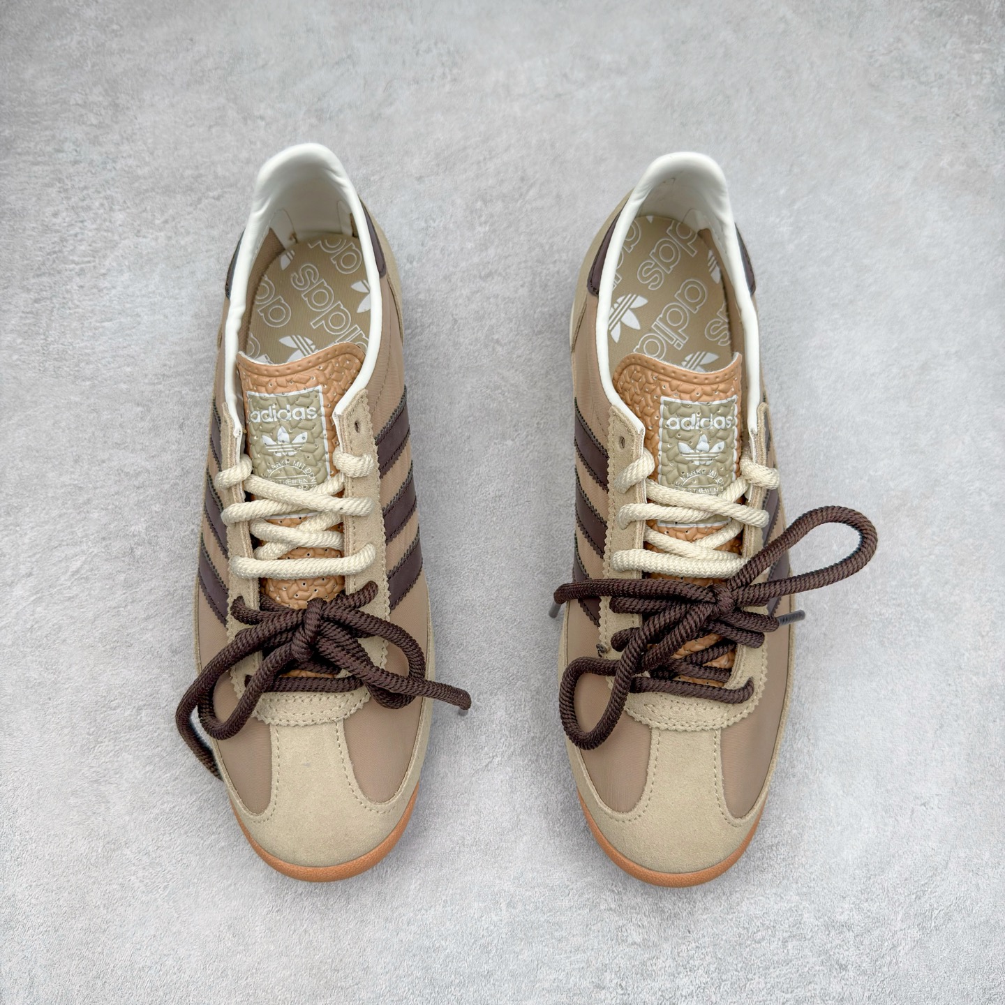 图片[2]-＃HP纯原 AD Wmns SL72 OG 系列德训足球风百搭低帮休闲运动板鞋 KK3661 采用高弹EVA+MODEL+RB三层组合底 区别市面RB一体大底 三层组合鞋底重量与原鞋一致 Originals 将有「T 头鞋」造型的诞生于 1972 年的 SL72 鞋款复刻带回 各位买鞋又有新选择了 1972 年 SL72 问世后 引领了后来阿迪达斯的跑鞋发展方向 其中「SL」代表了 Super Light 彰显了产品轻便的特性 1972 年 SL72 问世后 引领了后来阿迪达斯的跑鞋发展方向 其中「SL」代表了 Super Light 彰显了产品轻便的特性 这次 Originals 延续其轻质经典的基因 带来男女两款 SL72 男生款带来 SL72 RS 鞋型 RS 意为 Reshaped（重塑）鞋款在保留了经典的外观基础上 在尼龙材质里增加了填充物 使鞋型更加挺立和饱满 鞋头则更加圆润 鞋底的 EVA 材质则增加了鞋款的高度 女生款则带来 SL72 OG W 鞋型 OG 顾名思义则是致敬经典款式 相较于 RS（Reshaped）鞋款 鞋身更加纤细 其整体鞋身轮廓、线条、细节、材质上尊崇 70 年代 SL72 的设计 还原经典味道 尺码：36 36⅔ 37⅓ 38 38⅔ 39⅓ 40 40⅔ 41⅓ 42 42⅔ 43⅓ 44 44⅔ 45-选品中心