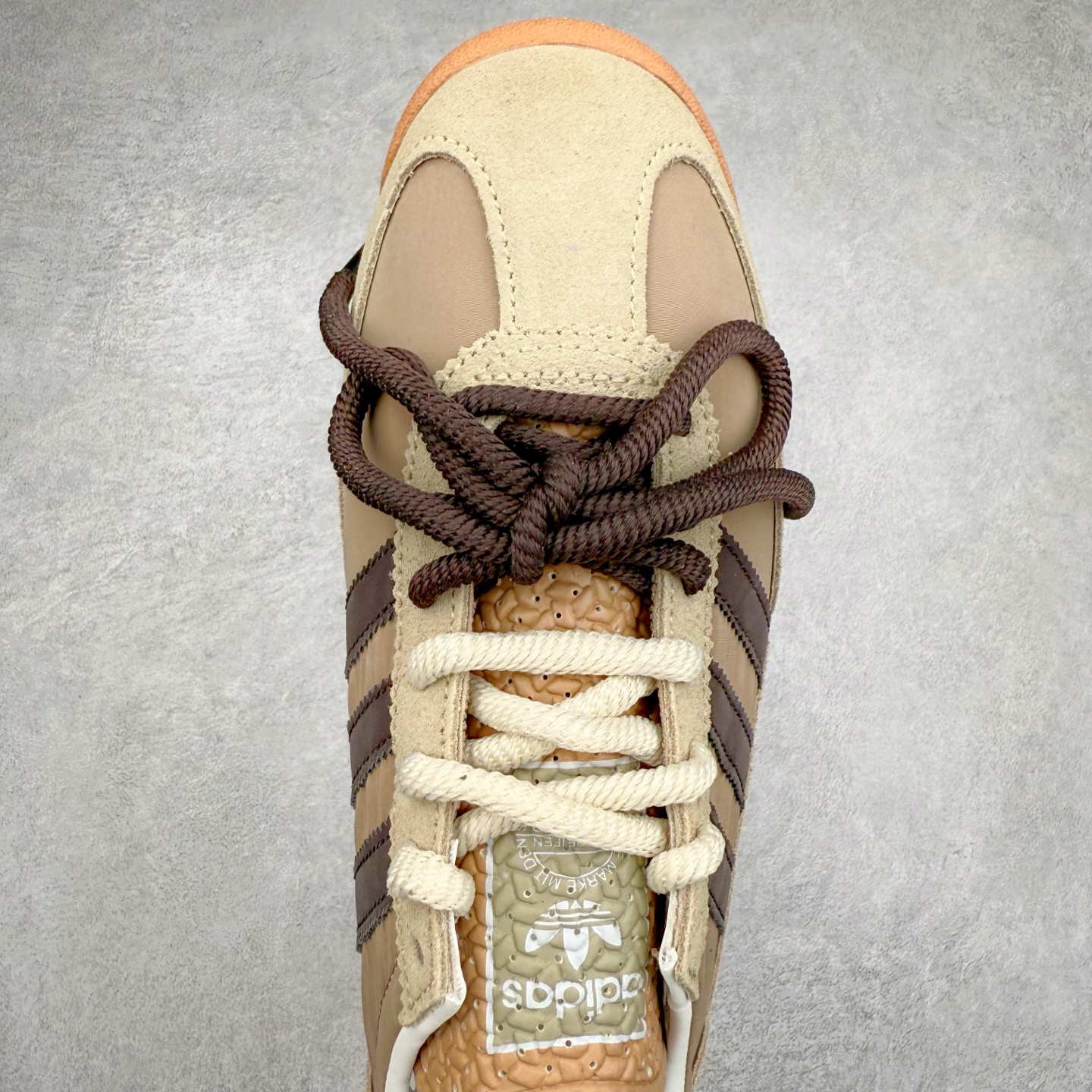 图片[4]-＃HP纯原 AD Wmns SL72 OG 系列德训足球风百搭低帮休闲运动板鞋 KK3661 采用高弹EVA+MODEL+RB三层组合底 区别市面RB一体大底 三层组合鞋底重量与原鞋一致 Originals 将有「T 头鞋」造型的诞生于 1972 年的 SL72 鞋款复刻带回 各位买鞋又有新选择了 1972 年 SL72 问世后 引领了后来阿迪达斯的跑鞋发展方向 其中「SL」代表了 Super Light 彰显了产品轻便的特性 1972 年 SL72 问世后 引领了后来阿迪达斯的跑鞋发展方向 其中「SL」代表了 Super Light 彰显了产品轻便的特性 这次 Originals 延续其轻质经典的基因 带来男女两款 SL72 男生款带来 SL72 RS 鞋型 RS 意为 Reshaped（重塑）鞋款在保留了经典的外观基础上 在尼龙材质里增加了填充物 使鞋型更加挺立和饱满 鞋头则更加圆润 鞋底的 EVA 材质则增加了鞋款的高度 女生款则带来 SL72 OG W 鞋型 OG 顾名思义则是致敬经典款式 相较于 RS（Reshaped）鞋款 鞋身更加纤细 其整体鞋身轮廓、线条、细节、材质上尊崇 70 年代 SL72 的设计 还原经典味道 尺码：36 36⅔ 37⅓ 38 38⅔ 39⅓ 40 40⅔ 41⅓ 42 42⅔ 43⅓ 44 44⅔ 45-选品中心