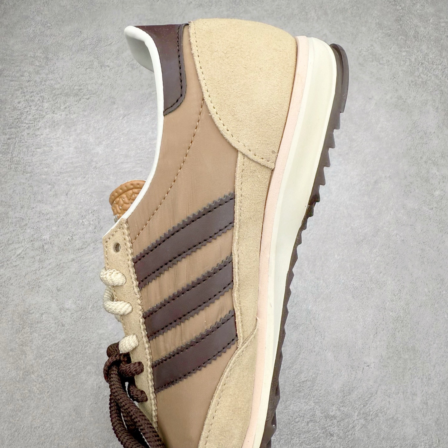 图片[7]-＃HP纯原 AD Wmns SL72 OG 系列德训足球风百搭低帮休闲运动板鞋 KK3661 采用高弹EVA+MODEL+RB三层组合底 区别市面RB一体大底 三层组合鞋底重量与原鞋一致 Originals 将有「T 头鞋」造型的诞生于 1972 年的 SL72 鞋款复刻带回 各位买鞋又有新选择了 1972 年 SL72 问世后 引领了后来阿迪达斯的跑鞋发展方向 其中「SL」代表了 Super Light 彰显了产品轻便的特性 1972 年 SL72 问世后 引领了后来阿迪达斯的跑鞋发展方向 其中「SL」代表了 Super Light 彰显了产品轻便的特性 这次 Originals 延续其轻质经典的基因 带来男女两款 SL72 男生款带来 SL72 RS 鞋型 RS 意为 Reshaped（重塑）鞋款在保留了经典的外观基础上 在尼龙材质里增加了填充物 使鞋型更加挺立和饱满 鞋头则更加圆润 鞋底的 EVA 材质则增加了鞋款的高度 女生款则带来 SL72 OG W 鞋型 OG 顾名思义则是致敬经典款式 相较于 RS（Reshaped）鞋款 鞋身更加纤细 其整体鞋身轮廓、线条、细节、材质上尊崇 70 年代 SL72 的设计 还原经典味道 尺码：36 36⅔ 37⅓ 38 38⅔ 39⅓ 40 40⅔ 41⅓ 42 42⅔ 43⅓ 44 44⅔ 45-选品中心