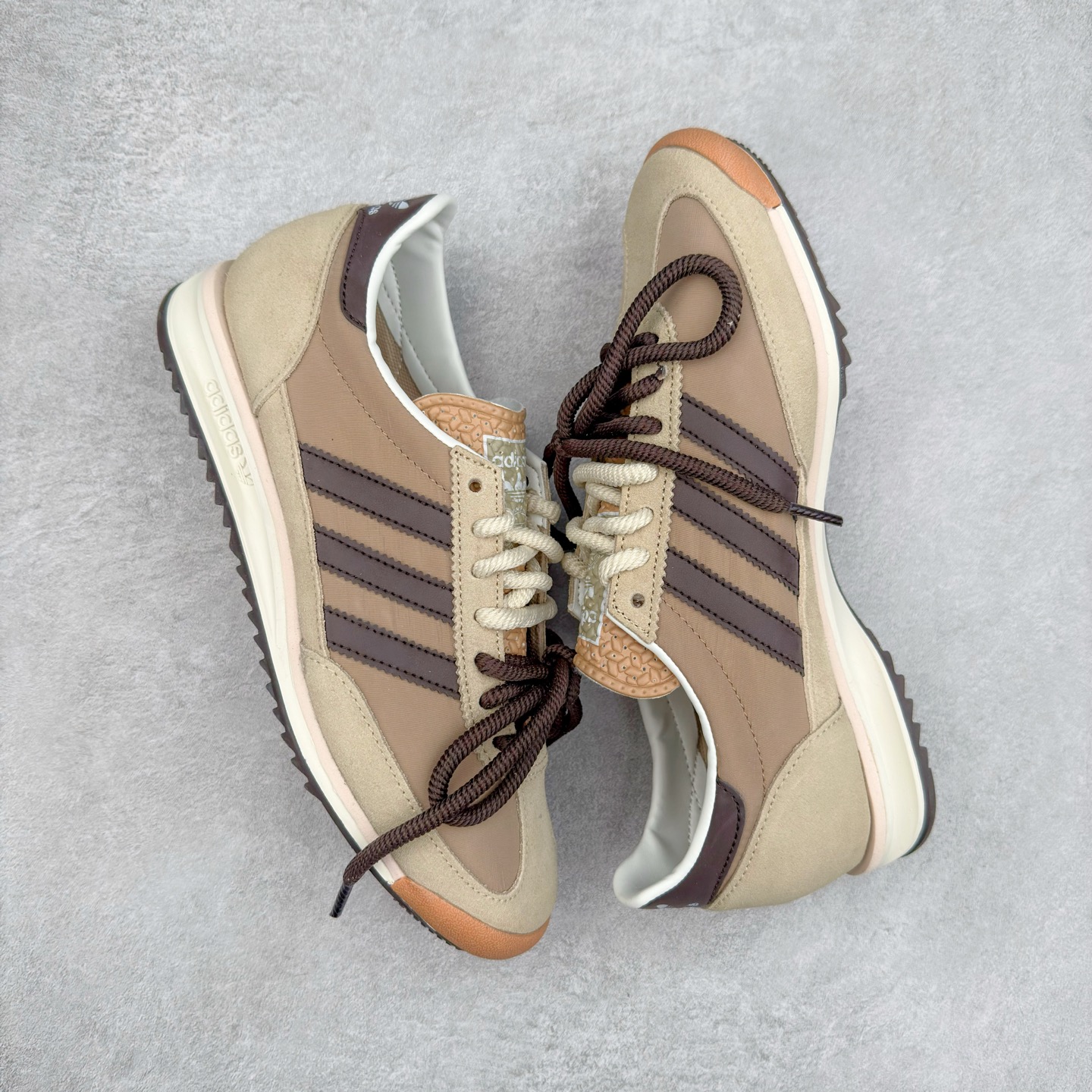 图片[3]-＃HP纯原 AD Wmns SL72 OG 系列德训足球风百搭低帮休闲运动板鞋 KK3661 采用高弹EVA+MODEL+RB三层组合底 区别市面RB一体大底 三层组合鞋底重量与原鞋一致 Originals 将有「T 头鞋」造型的诞生于 1972 年的 SL72 鞋款复刻带回 各位买鞋又有新选择了 1972 年 SL72 问世后 引领了后来阿迪达斯的跑鞋发展方向 其中「SL」代表了 Super Light 彰显了产品轻便的特性 1972 年 SL72 问世后 引领了后来阿迪达斯的跑鞋发展方向 其中「SL」代表了 Super Light 彰显了产品轻便的特性 这次 Originals 延续其轻质经典的基因 带来男女两款 SL72 男生款带来 SL72 RS 鞋型 RS 意为 Reshaped（重塑）鞋款在保留了经典的外观基础上 在尼龙材质里增加了填充物 使鞋型更加挺立和饱满 鞋头则更加圆润 鞋底的 EVA 材质则增加了鞋款的高度 女生款则带来 SL72 OG W 鞋型 OG 顾名思义则是致敬经典款式 相较于 RS（Reshaped）鞋款 鞋身更加纤细 其整体鞋身轮廓、线条、细节、材质上尊崇 70 年代 SL72 的设计 还原经典味道 尺码：36 36⅔ 37⅓ 38 38⅔ 39⅓ 40 40⅔ 41⅓ 42 42⅔ 43⅓ 44 44⅔ 45-选品中心