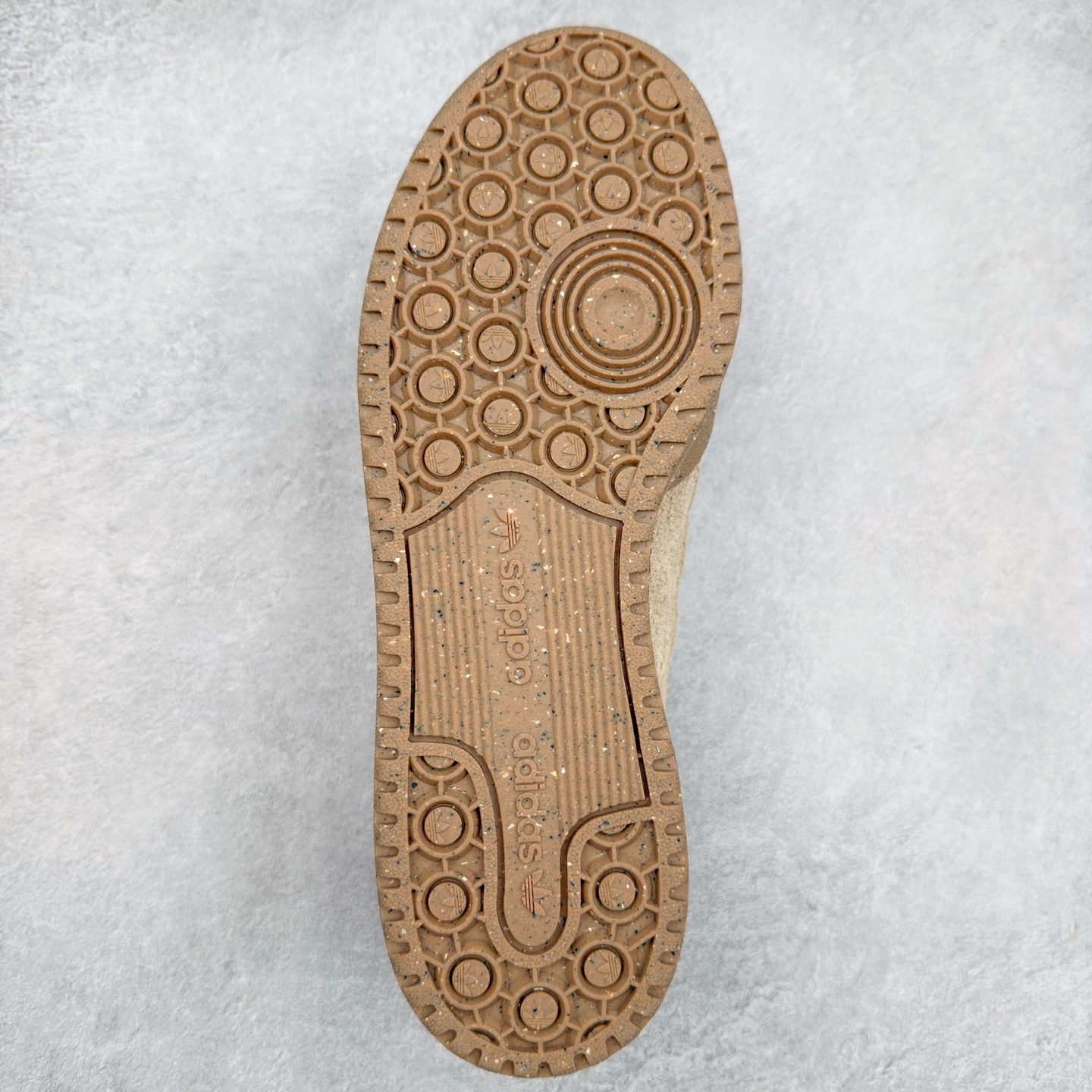 图片[9]-AD Forum 84 Low OG 低帮百搭潮流休闲运动板鞋 JI0488 以复古篮球鞋的外形为基础 采用皮革拼接 简约百搭 更加贴合舒适 中底内侧网格造型起到点睛之笔 外底橡胶 更显复古 尺码：36 36.5 37.5 38 38.5 39 40 40.5 41 42 42.5 43 44 44.5 45-选品中心