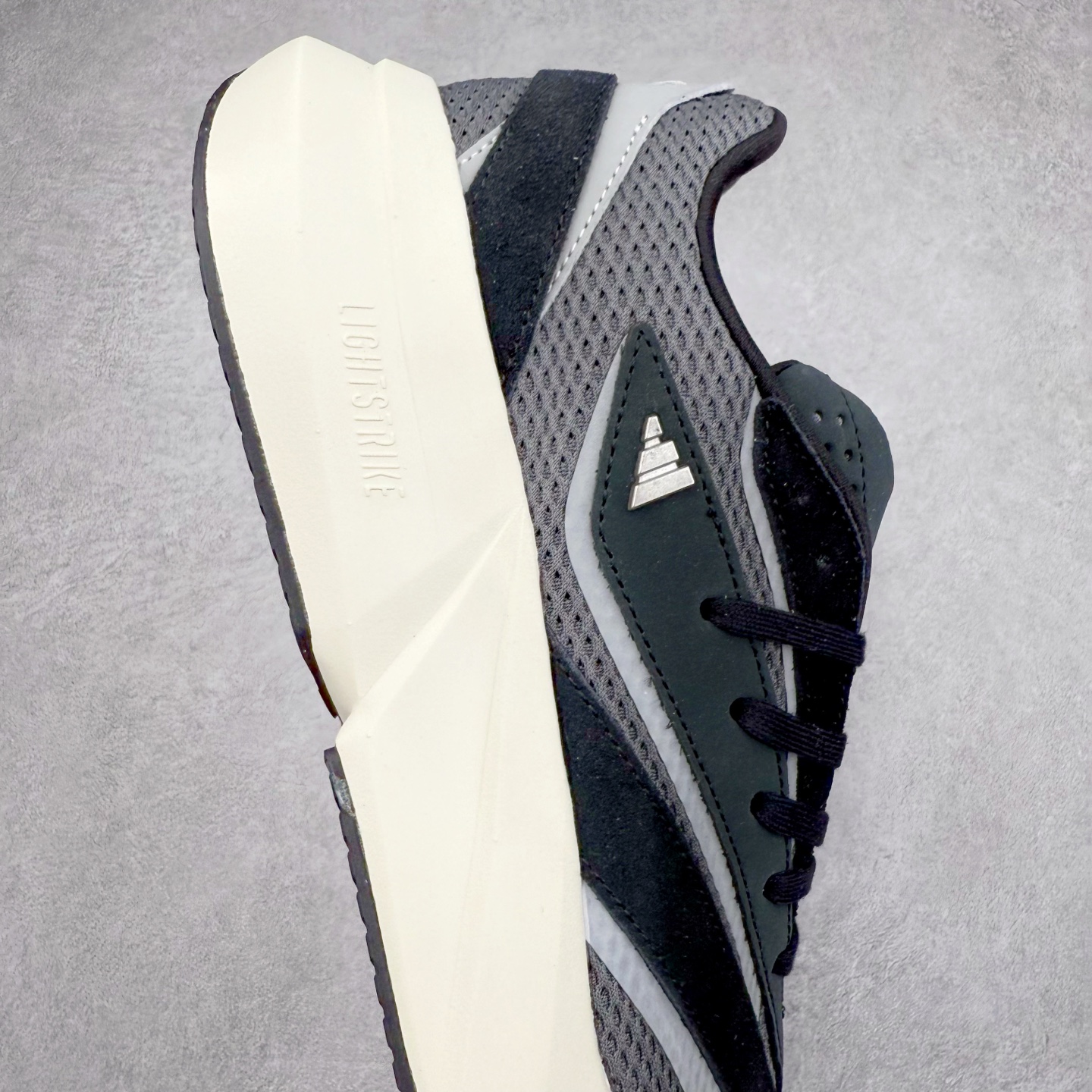 图片[6]-AD LIGHTBLAZE 流光舒适防滑耐磨低帮跑步鞋 JH6959 前卫的专业跑鞋风格造型，LIGHTBLAZE延续了竞速美学的流线轮廓，保留住了与 AdizeroAdios Pro Evo 1相类似厚底理念和「宽三道杠」的视觉元素。尺码：36 36.5 37.5 38 38.5 39 40 40.5 41 42 42.5 43 44 44.5 45-选品中心