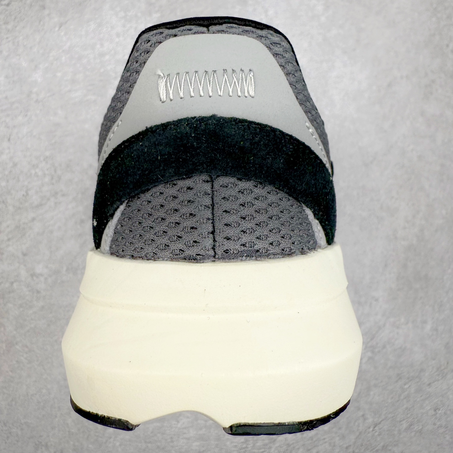 图片[8]-AD LIGHTBLAZE 流光舒适防滑耐磨低帮跑步鞋 JH6959 前卫的专业跑鞋风格造型，LIGHTBLAZE延续了竞速美学的流线轮廓，保留住了与 AdizeroAdios Pro Evo 1相类似厚底理念和「宽三道杠」的视觉元素。尺码：36 36.5 37.5 38 38.5 39 40 40.5 41 42 42.5 43 44 44.5 45-选品中心