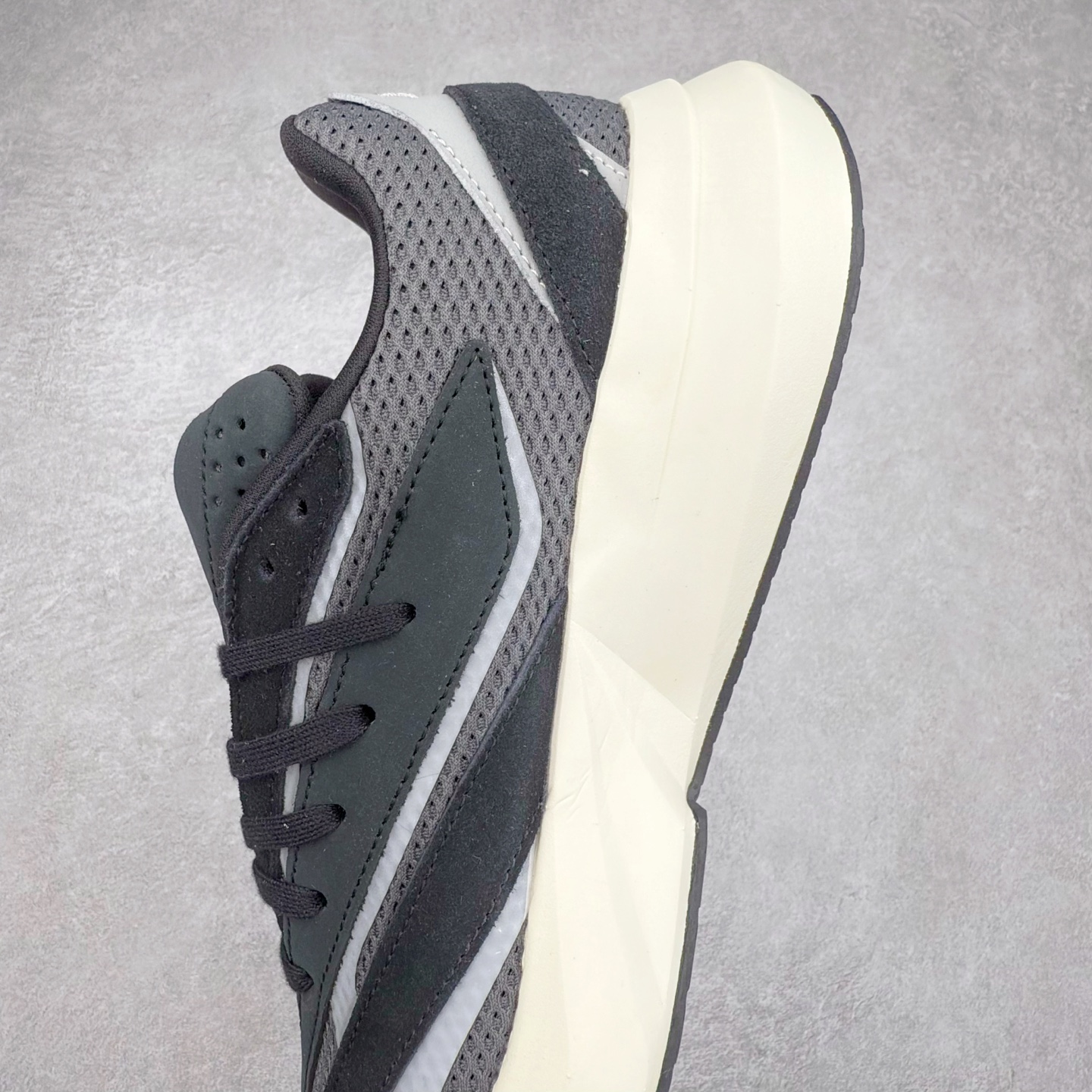 图片[7]-AD LIGHTBLAZE 流光舒适防滑耐磨低帮跑步鞋 JH6959 前卫的专业跑鞋风格造型，LIGHTBLAZE延续了竞速美学的流线轮廓，保留住了与 AdizeroAdios Pro Evo 1相类似厚底理念和「宽三道杠」的视觉元素。尺码：36 36.5 37.5 38 38.5 39 40 40.5 41 42 42.5 43 44 44.5 45-选品中心