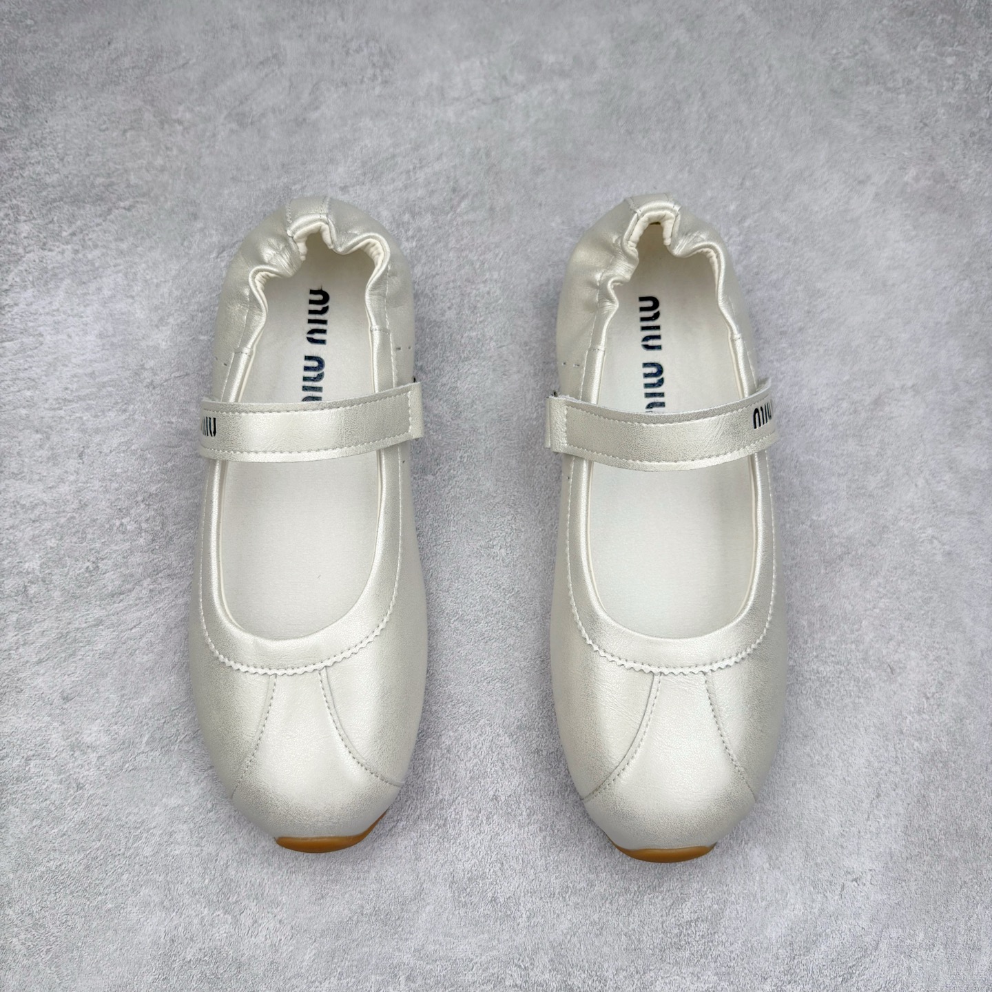 图片[2]-MiuMiu/缪缪25ss早春走秀新款一脚蹬懒人鞋玛丽珍芭蕾舞鞋·平底单鞋 官方春夏走秀新款，时髦百搭·即可咸又可甜·一点也不磨脚·无论光脚穿还是搭配袜子穿都超级减龄 ♛ 超级无敌百搭！（✅ZP开发）尺码：35-40-选品中心