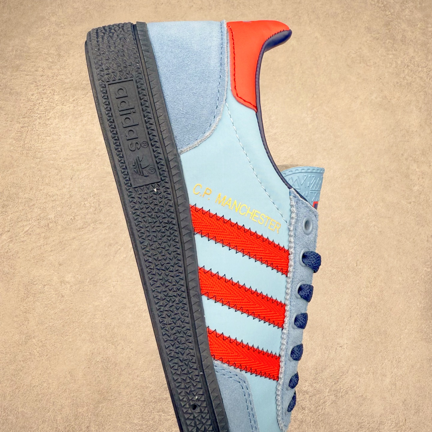 图片[6]-AD Originals Handball SPZL 手球运动员系列百搭休闲运动板鞋 IH3312 这款来自阿迪达斯的这款HANDBALL SPZL前身是一双手球运动鞋，这一次拿来复刻，所以鞋面的主要色彩选用了黑色， 鞋面外侧除了Spezial字母之外还有三叶草标志。Handball SPZL作为复古手球训练鞋与作为室内足球鞋的Samba有着异曲同工之处，但是质感更为出众的鞋身以及丰富的配色选择比起Samba来讲可以说是更胜一筹了！尺码：36 36⅔ 37⅓ 38 38⅔ 39⅓ 40 40⅔ 41⅓ 42 42⅔ 43⅓ 44 45-选品中心