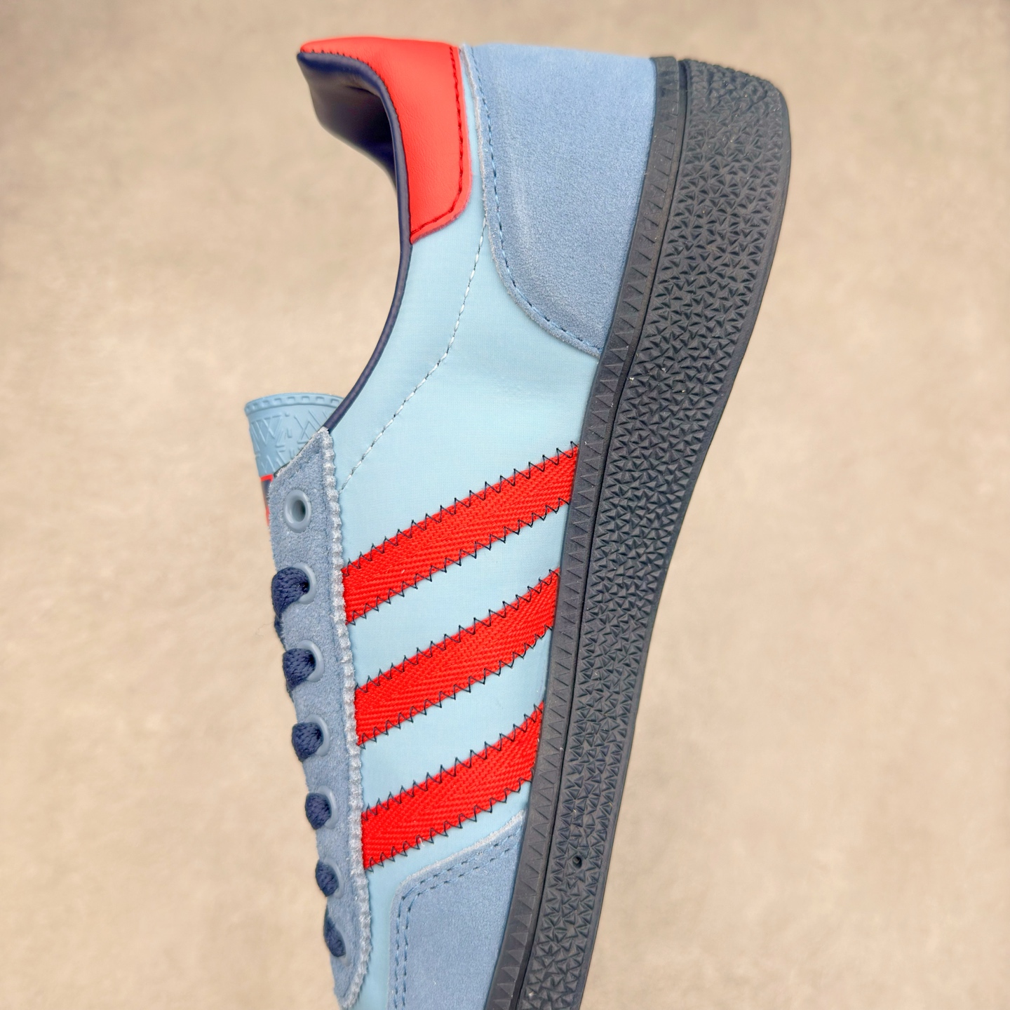 图片[7]-AD Originals Handball SPZL 手球运动员系列百搭休闲运动板鞋 IH3312 这款来自阿迪达斯的这款HANDBALL SPZL前身是一双手球运动鞋，这一次拿来复刻，所以鞋面的主要色彩选用了黑色， 鞋面外侧除了Spezial字母之外还有三叶草标志。Handball SPZL作为复古手球训练鞋与作为室内足球鞋的Samba有着异曲同工之处，但是质感更为出众的鞋身以及丰富的配色选择比起Samba来讲可以说是更胜一筹了！尺码：36 36⅔ 37⅓ 38 38⅔ 39⅓ 40 40⅔ 41⅓ 42 42⅔ 43⅓ 44 45-选品中心