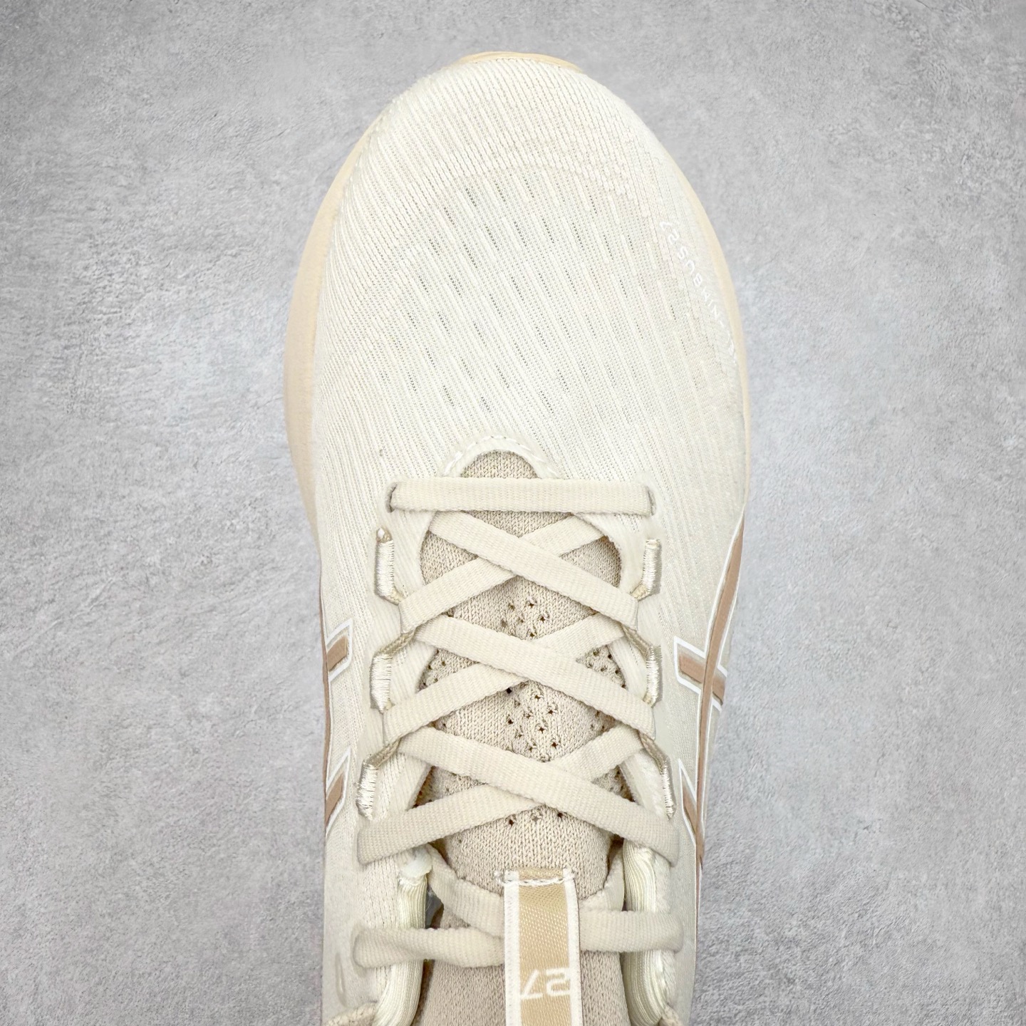 图片[4]-Asics GEL-Nimbus 27 亚瑟士缓震跑鞋 近年复古风潮的势头很旺 ASICS一直坚信保持身体的健康与活力是打造健康快乐的生活方式的最佳途径 ASICS为复古鞋型注入新设计 为玩家的街头穿搭提供了更多可能 GEL-NIMBUSTM9运动鞋最初是为中立和仰卧跑步者设计的长距离训练器 采用原始材料和关键细节重新设计 其Y2K时代的工业外观也被大胆的对比和色块所抵消 尺码：36 36.5 37.5 38 38.5 39 40 40.5 41.5 42 42.5 43.5 44 44.5 45-选品中心