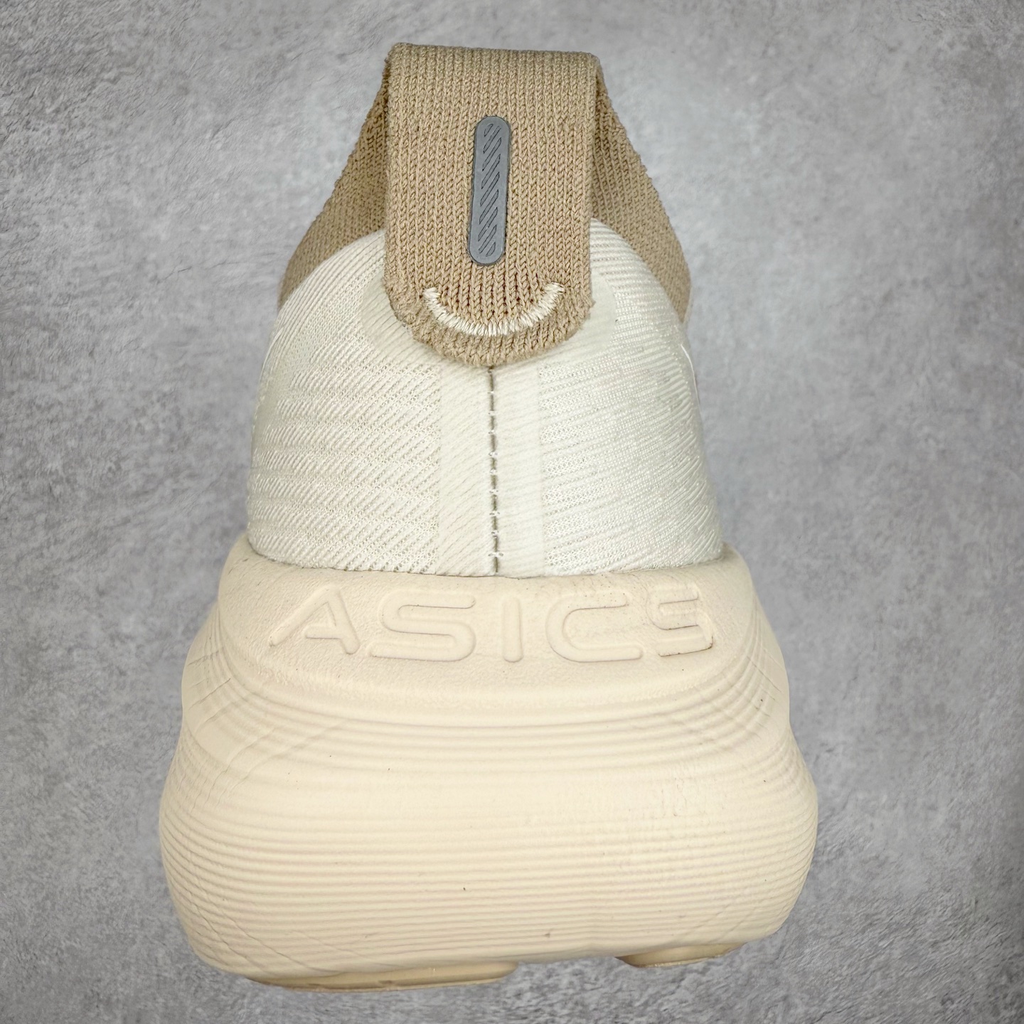图片[8]-Asics GEL-Nimbus 27 亚瑟士缓震跑鞋 近年复古风潮的势头很旺 ASICS一直坚信保持身体的健康与活力是打造健康快乐的生活方式的最佳途径 ASICS为复古鞋型注入新设计 为玩家的街头穿搭提供了更多可能 GEL-NIMBUSTM9运动鞋最初是为中立和仰卧跑步者设计的长距离训练器 采用原始材料和关键细节重新设计 其Y2K时代的工业外观也被大胆的对比和色块所抵消 尺码：36 36.5 37.5 38 38.5 39 40 40.5 41.5 42 42.5 43.5 44 44.5 45-选品中心