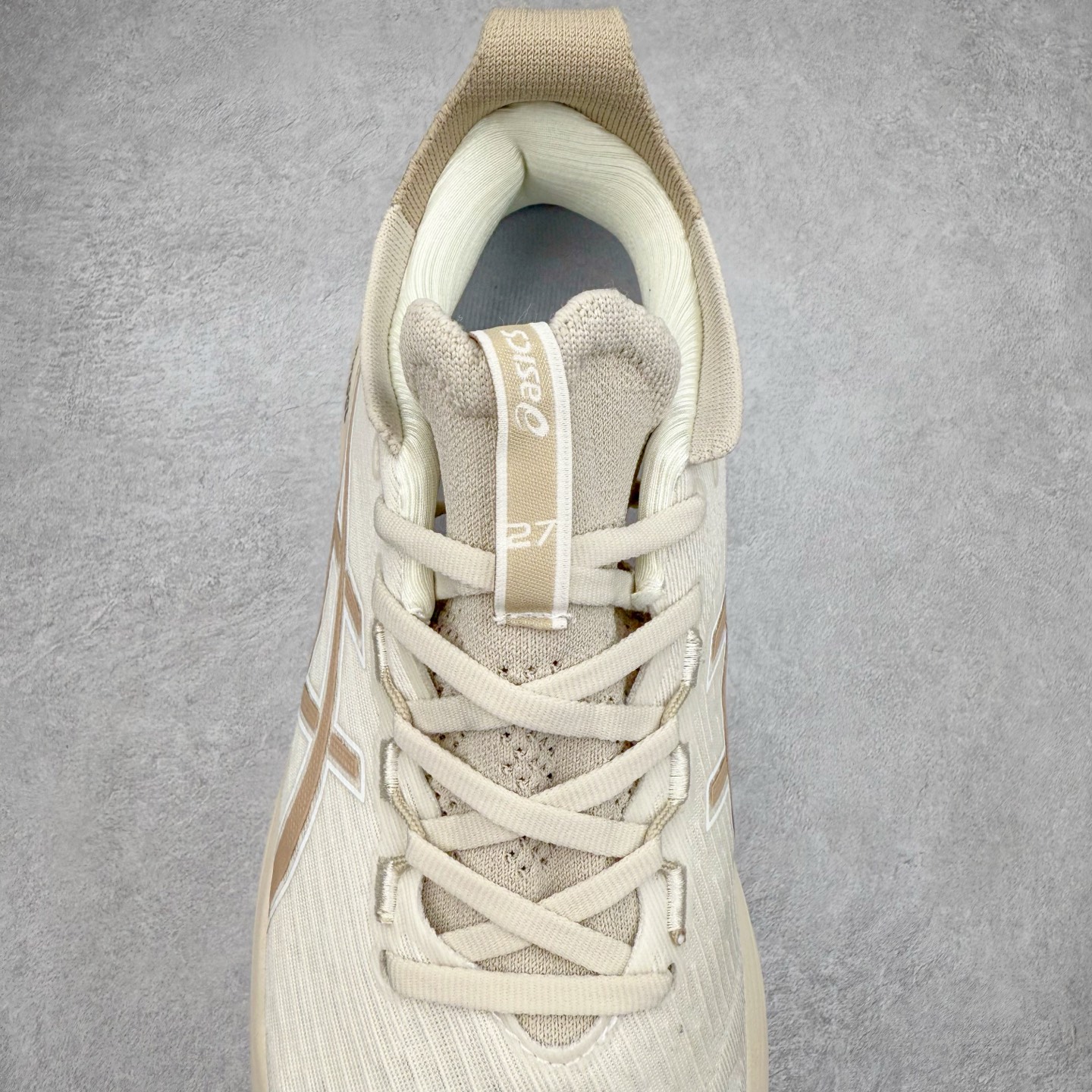 图片[5]-Asics GEL-Nimbus 27 亚瑟士缓震跑鞋 近年复古风潮的势头很旺 ASICS一直坚信保持身体的健康与活力是打造健康快乐的生活方式的最佳途径 ASICS为复古鞋型注入新设计 为玩家的街头穿搭提供了更多可能 GEL-NIMBUSTM9运动鞋最初是为中立和仰卧跑步者设计的长距离训练器 采用原始材料和关键细节重新设计 其Y2K时代的工业外观也被大胆的对比和色块所抵消 尺码：36 36.5 37.5 38 38.5 39 40 40.5 41.5 42 42.5 43.5 44 44.5 45-选品中心