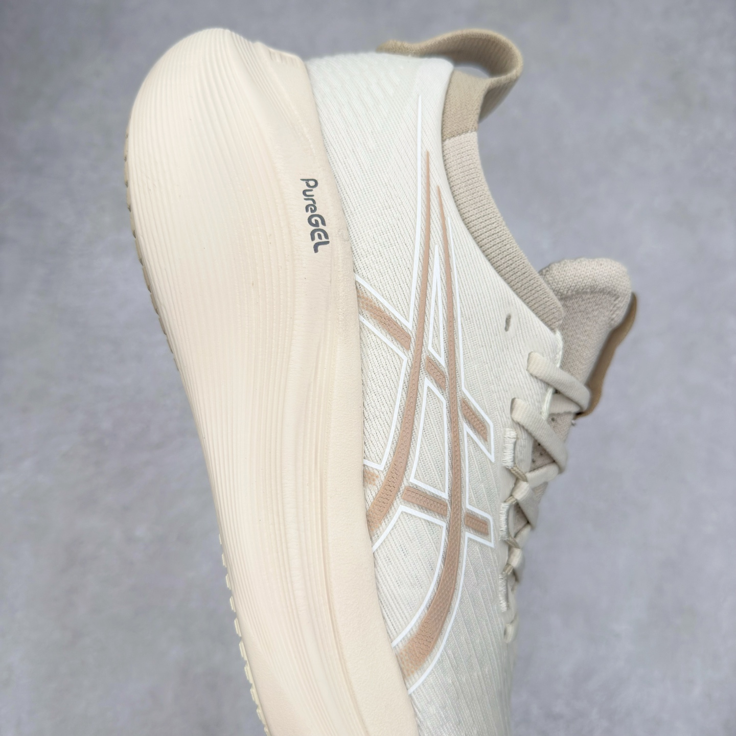 图片[6]-Asics GEL-Nimbus 27 亚瑟士缓震跑鞋 近年复古风潮的势头很旺 ASICS一直坚信保持身体的健康与活力是打造健康快乐的生活方式的最佳途径 ASICS为复古鞋型注入新设计 为玩家的街头穿搭提供了更多可能 GEL-NIMBUSTM9运动鞋最初是为中立和仰卧跑步者设计的长距离训练器 采用原始材料和关键细节重新设计 其Y2K时代的工业外观也被大胆的对比和色块所抵消 尺码：36 36.5 37.5 38 38.5 39 40 40.5 41.5 42 42.5 43.5 44 44.5 45-选品中心