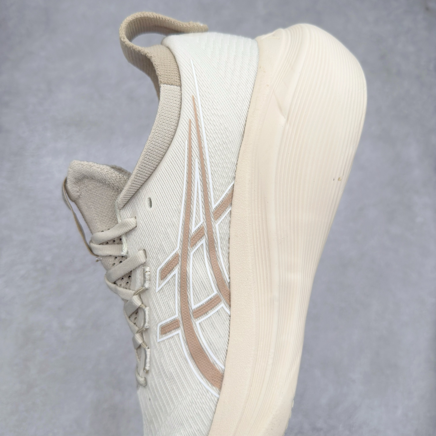 图片[7]-Asics GEL-Nimbus 27 亚瑟士缓震跑鞋 近年复古风潮的势头很旺 ASICS一直坚信保持身体的健康与活力是打造健康快乐的生活方式的最佳途径 ASICS为复古鞋型注入新设计 为玩家的街头穿搭提供了更多可能 GEL-NIMBUSTM9运动鞋最初是为中立和仰卧跑步者设计的长距离训练器 采用原始材料和关键细节重新设计 其Y2K时代的工业外观也被大胆的对比和色块所抵消 尺码：36 36.5 37.5 38 38.5 39 40 40.5 41.5 42 42.5 43.5 44 44.5 45-选品中心