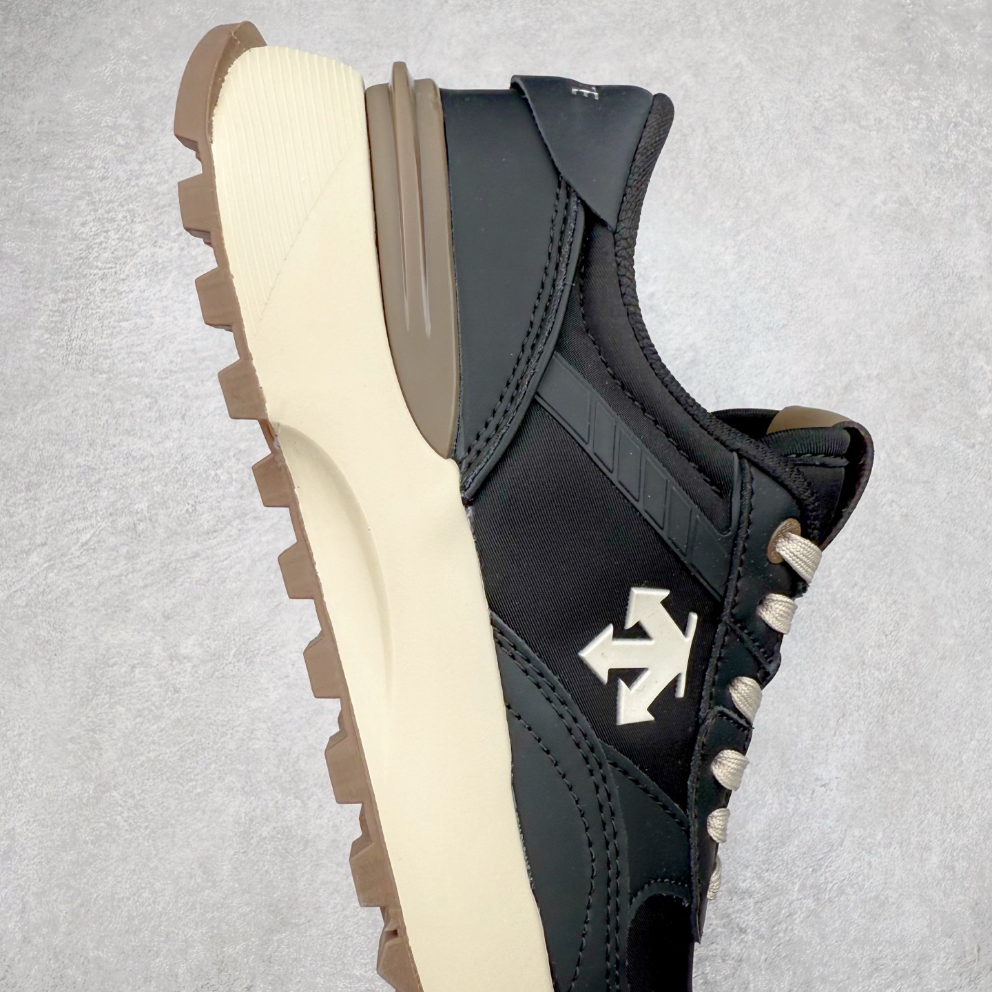 图片[6]-DESCENTE DUALIS 迪桑特都市通勤时尚防滑低帮生活休闲鞋 DESCENTE（迪桑特）创立于1935年，品牌名取自法语词汇，意为“滑降”。品牌箭头标识代表滑雪的三种技术“高速直线滑行”、“穿越”和“侧滑”，也寓意品牌在打造高端专业运动产品中不断追求完美的创新精神，致力于成为中国高端专业滑雪、综训、女子、铁人三项、高尔夫的第一品牌。尺码：36 36.5 37 38 38.5 39 40 40.5 41 42 42.5 43 44 44.5 45-选品中心