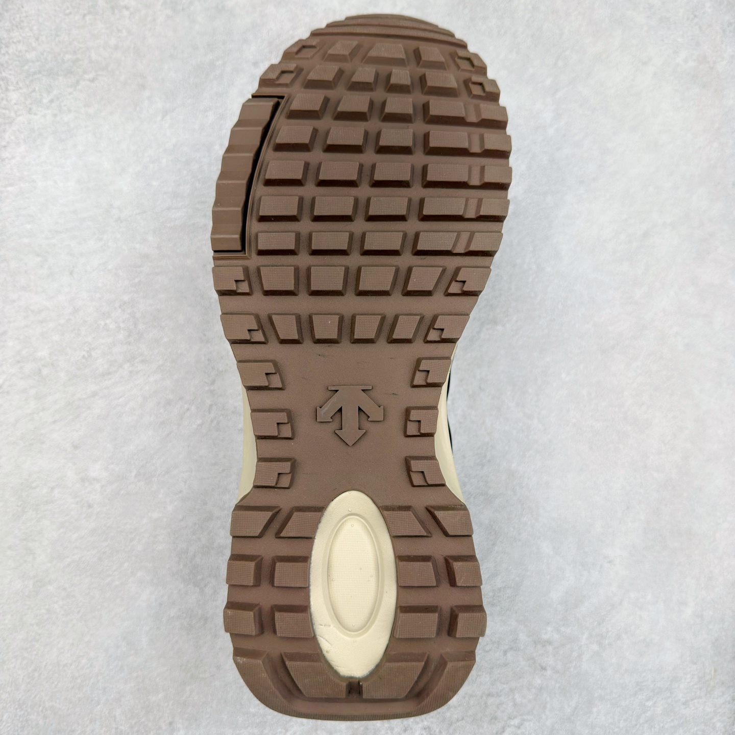 图片[9]-DESCENTE DUALIS 迪桑特都市通勤时尚防滑低帮生活休闲鞋 DESCENTE（迪桑特）创立于1935年，品牌名取自法语词汇，意为“滑降”。品牌箭头标识代表滑雪的三种技术“高速直线滑行”、“穿越”和“侧滑”，也寓意品牌在打造高端专业运动产品中不断追求完美的创新精神，致力于成为中国高端专业滑雪、综训、女子、铁人三项、高尔夫的第一品牌。尺码：36 36.5 37 38 38.5 39 40 40.5 41 42 42.5 43 44 44.5 45-选品中心