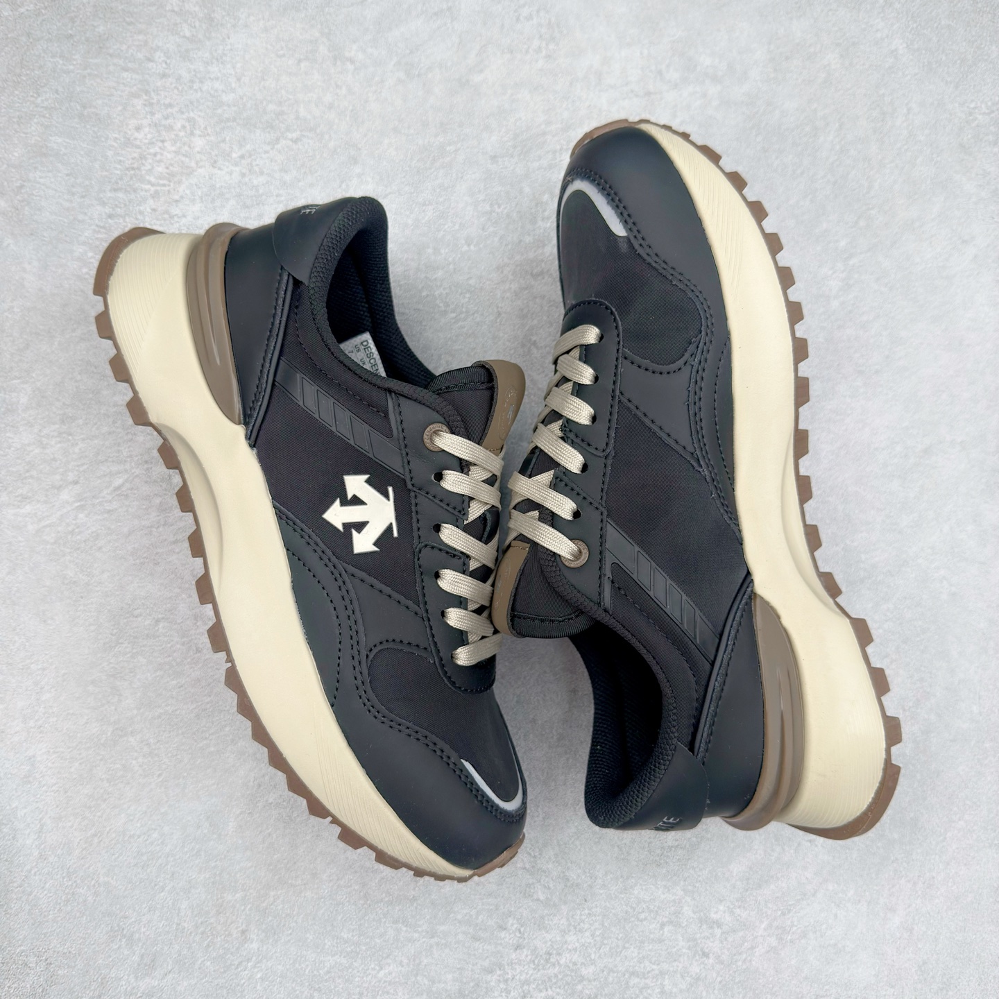 图片[3]-DESCENTE DUALIS 迪桑特都市通勤时尚防滑低帮生活休闲鞋 DESCENTE（迪桑特）创立于1935年，品牌名取自法语词汇，意为“滑降”。品牌箭头标识代表滑雪的三种技术“高速直线滑行”、“穿越”和“侧滑”，也寓意品牌在打造高端专业运动产品中不断追求完美的创新精神，致力于成为中国高端专业滑雪、综训、女子、铁人三项、高尔夫的第一品牌。尺码：36 36.5 37 38 38.5 39 40 40.5 41 42 42.5 43 44 44.5 45-选品中心