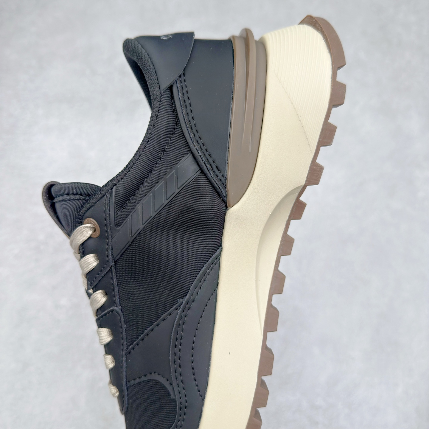 图片[7]-DESCENTE DUALIS 迪桑特都市通勤时尚防滑低帮生活休闲鞋 DESCENTE（迪桑特）创立于1935年，品牌名取自法语词汇，意为“滑降”。品牌箭头标识代表滑雪的三种技术“高速直线滑行”、“穿越”和“侧滑”，也寓意品牌在打造高端专业运动产品中不断追求完美的创新精神，致力于成为中国高端专业滑雪、综训、女子、铁人三项、高尔夫的第一品牌。尺码：36 36.5 37 38 38.5 39 40 40.5 41 42 42.5 43 44 44.5 45-选品中心