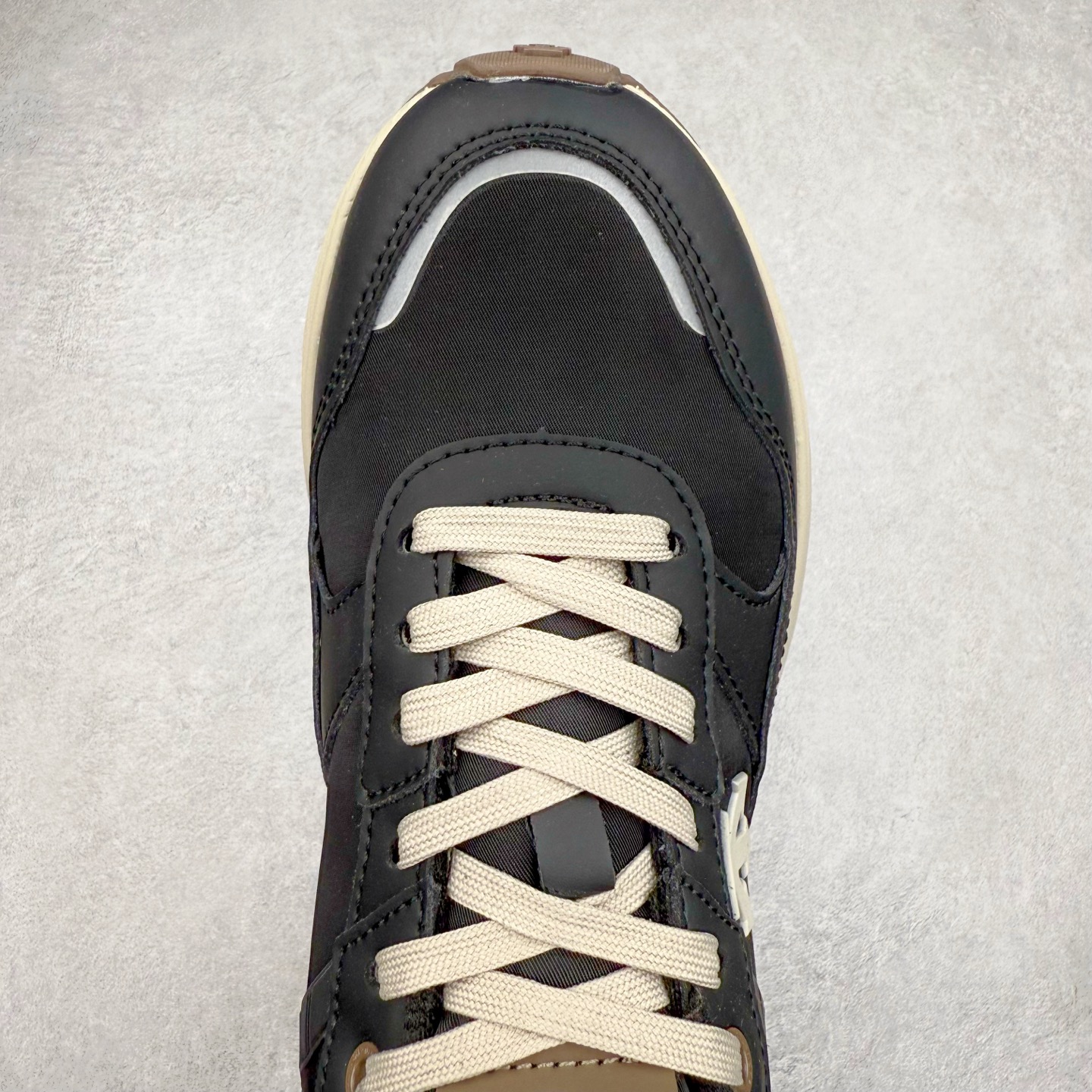 图片[4]-DESCENTE DUALIS 迪桑特都市通勤时尚防滑低帮生活休闲鞋 DESCENTE（迪桑特）创立于1935年，品牌名取自法语词汇，意为“滑降”。品牌箭头标识代表滑雪的三种技术“高速直线滑行”、“穿越”和“侧滑”，也寓意品牌在打造高端专业运动产品中不断追求完美的创新精神，致力于成为中国高端专业滑雪、综训、女子、铁人三项、高尔夫的第一品牌。尺码：36 36.5 37 38 38.5 39 40 40.5 41 42 42.5 43 44 44.5 45-选品中心