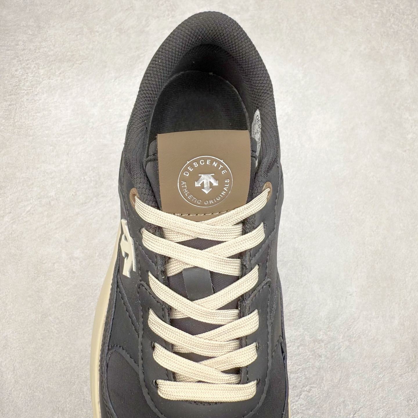 图片[5]-DESCENTE DUALIS 迪桑特都市通勤时尚防滑低帮生活休闲鞋 DESCENTE（迪桑特）创立于1935年，品牌名取自法语词汇，意为“滑降”。品牌箭头标识代表滑雪的三种技术“高速直线滑行”、“穿越”和“侧滑”，也寓意品牌在打造高端专业运动产品中不断追求完美的创新精神，致力于成为中国高端专业滑雪、综训、女子、铁人三项、高尔夫的第一品牌。尺码：36 36.5 37 38 38.5 39 40 40.5 41 42 42.5 43 44 44.5 45-选品中心